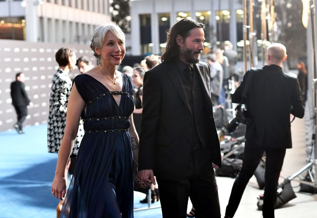 Alexandra Grant y Keanu Reeves asisten el 2 de noviembre de 2019 a una gala en Los Ángeles, California. | Foto: Getty Images