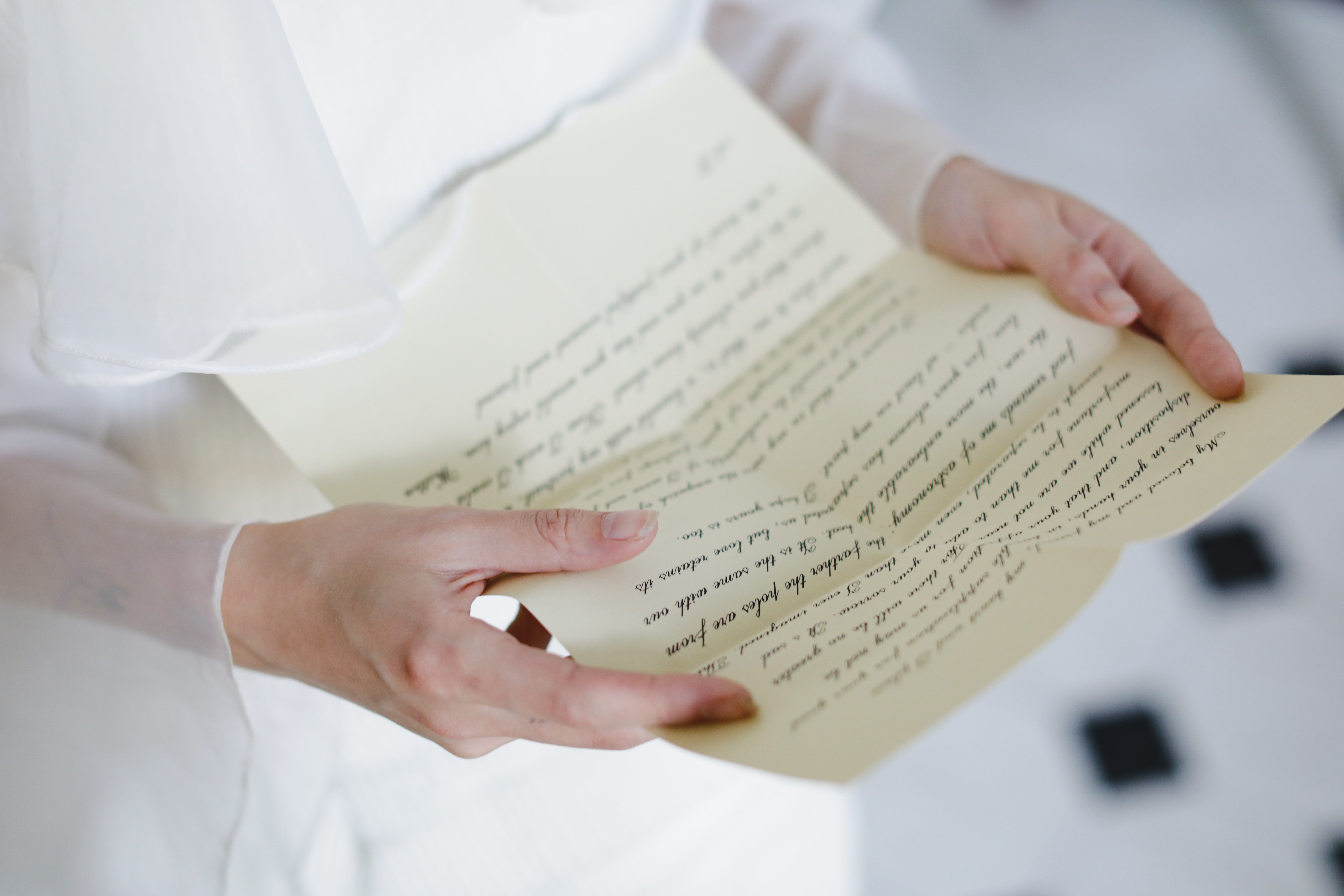 Una mujer lee una carta manuscrita. | Foto: Pexels