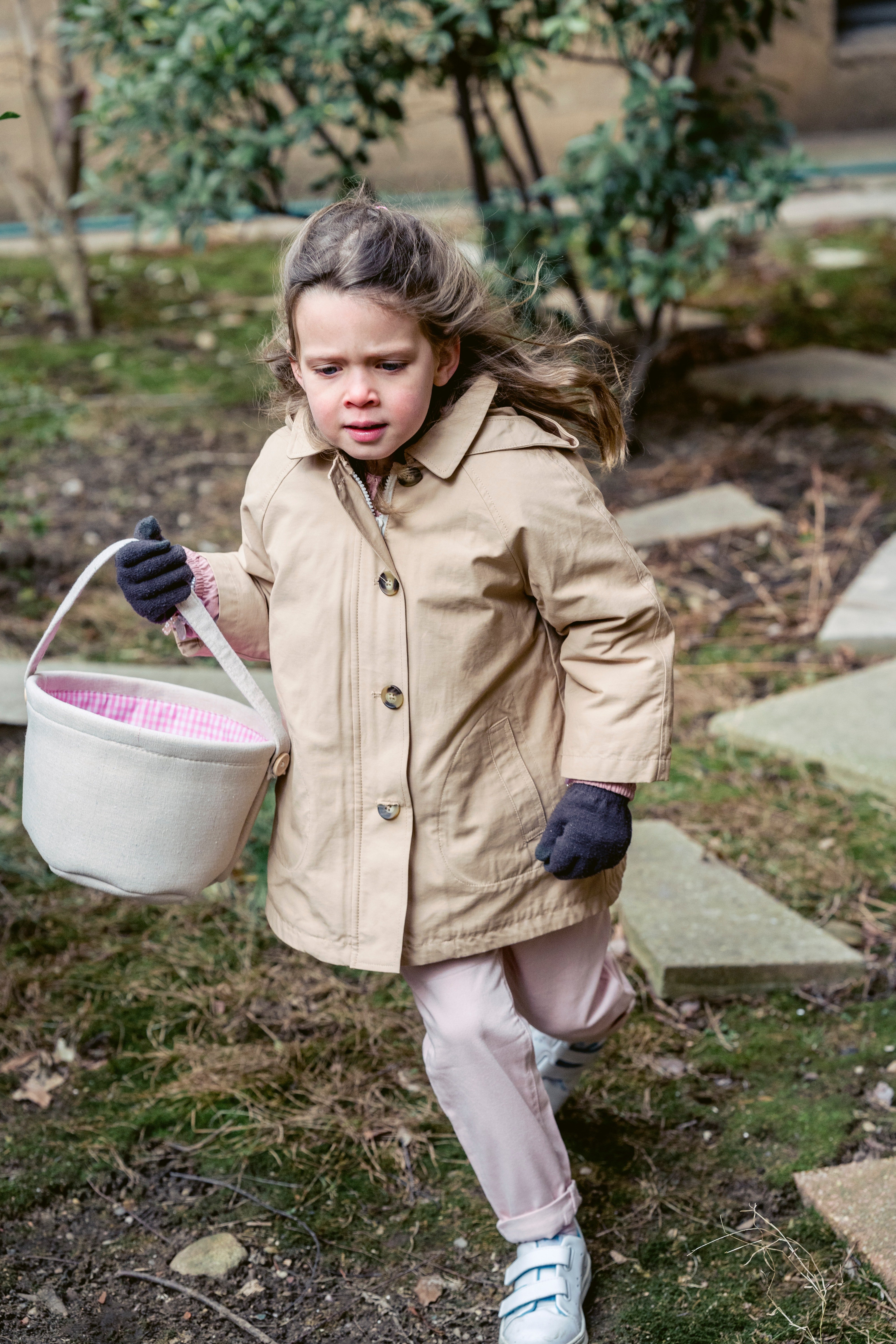 Una niña pequeña con un bolso en su mano. | Foto: Pexels
