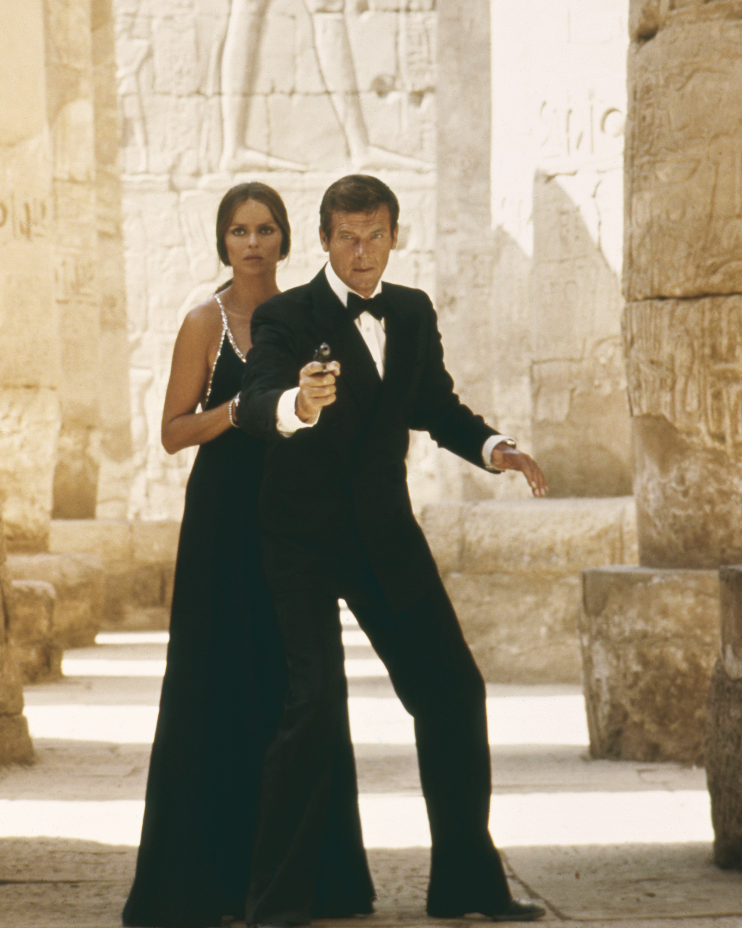 Barbara Bach y Roger Moore en el templo de Karnak en Egipto, en la película "The Spy Who Loved Me" en 1977. | Fuente: Getty Images