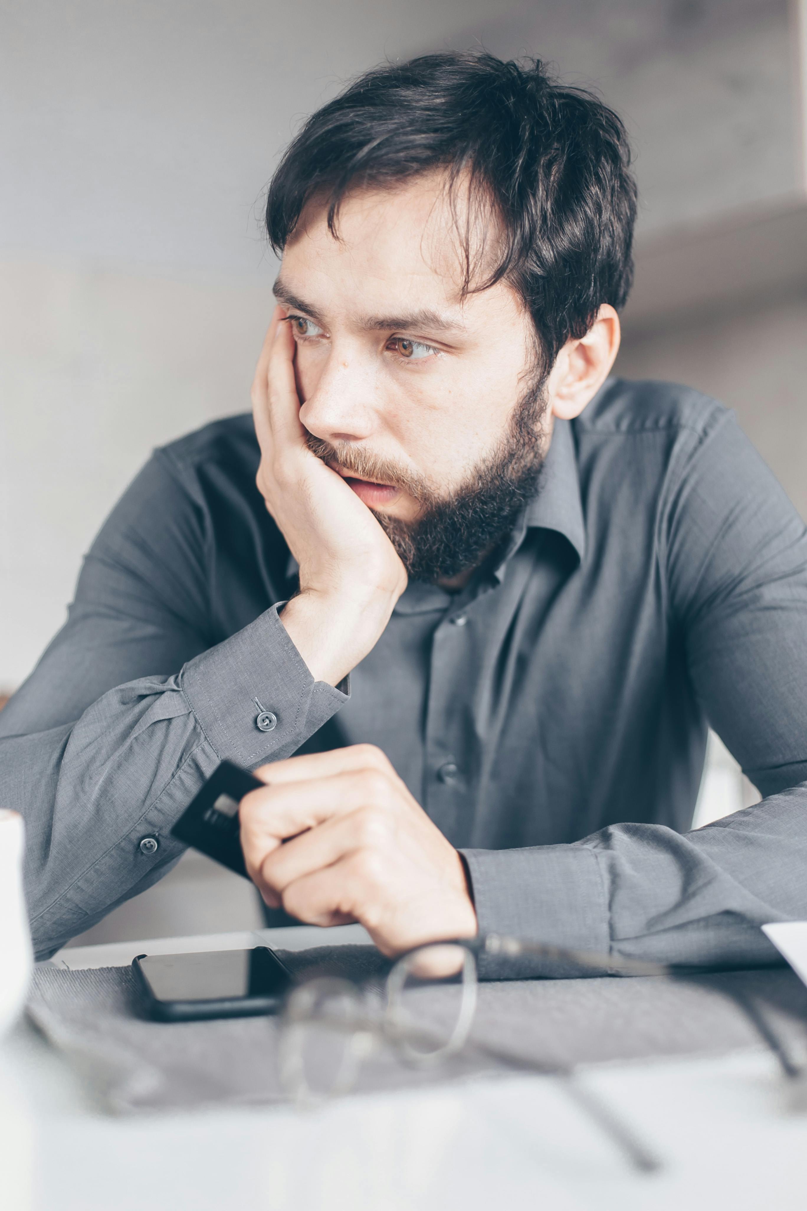 Un hombre cansado en su cocina | Fuente: Pexels