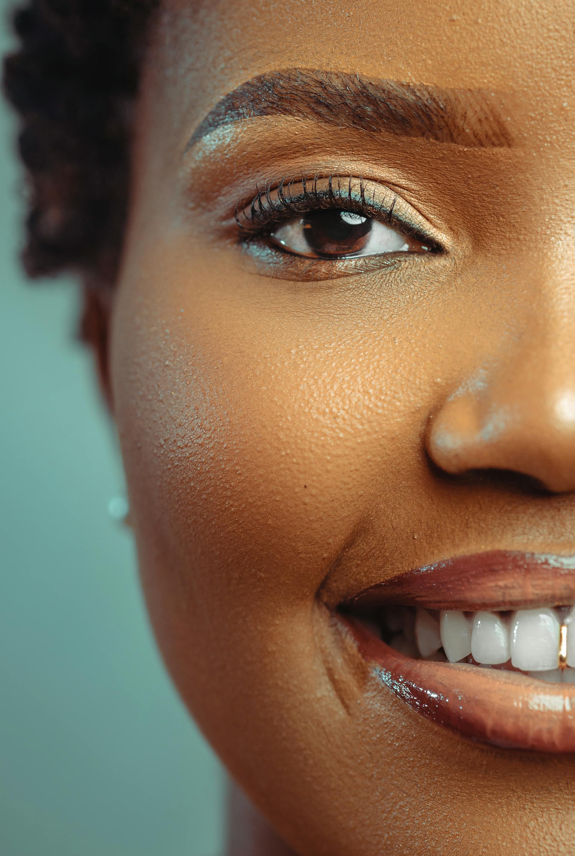 Una mujer sonriente | Fuente: Pexels