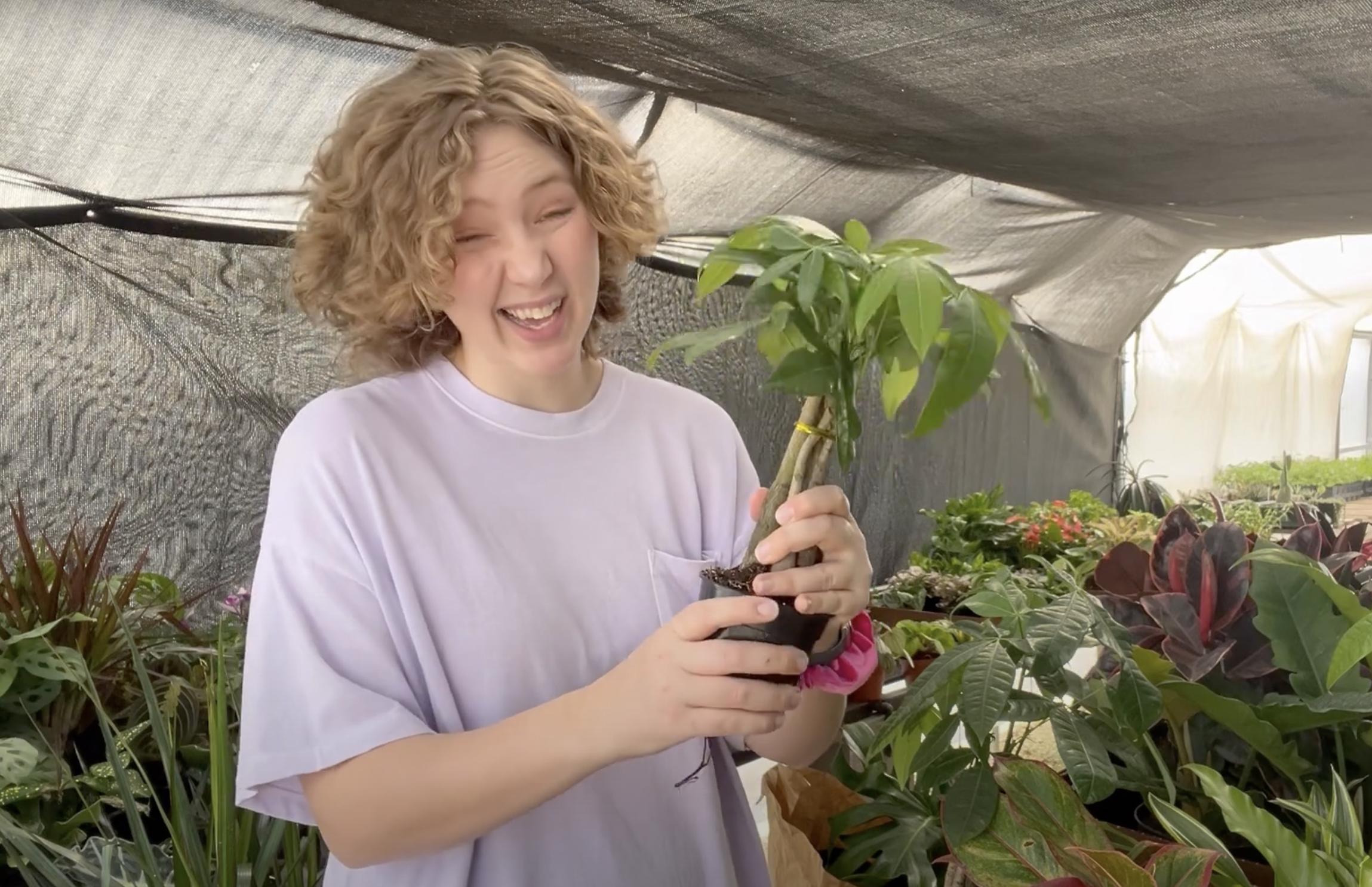 Renata Goossen sosteniendo un árbol del dinero más pequeño | Fuente: YouTube/Renata's Garden