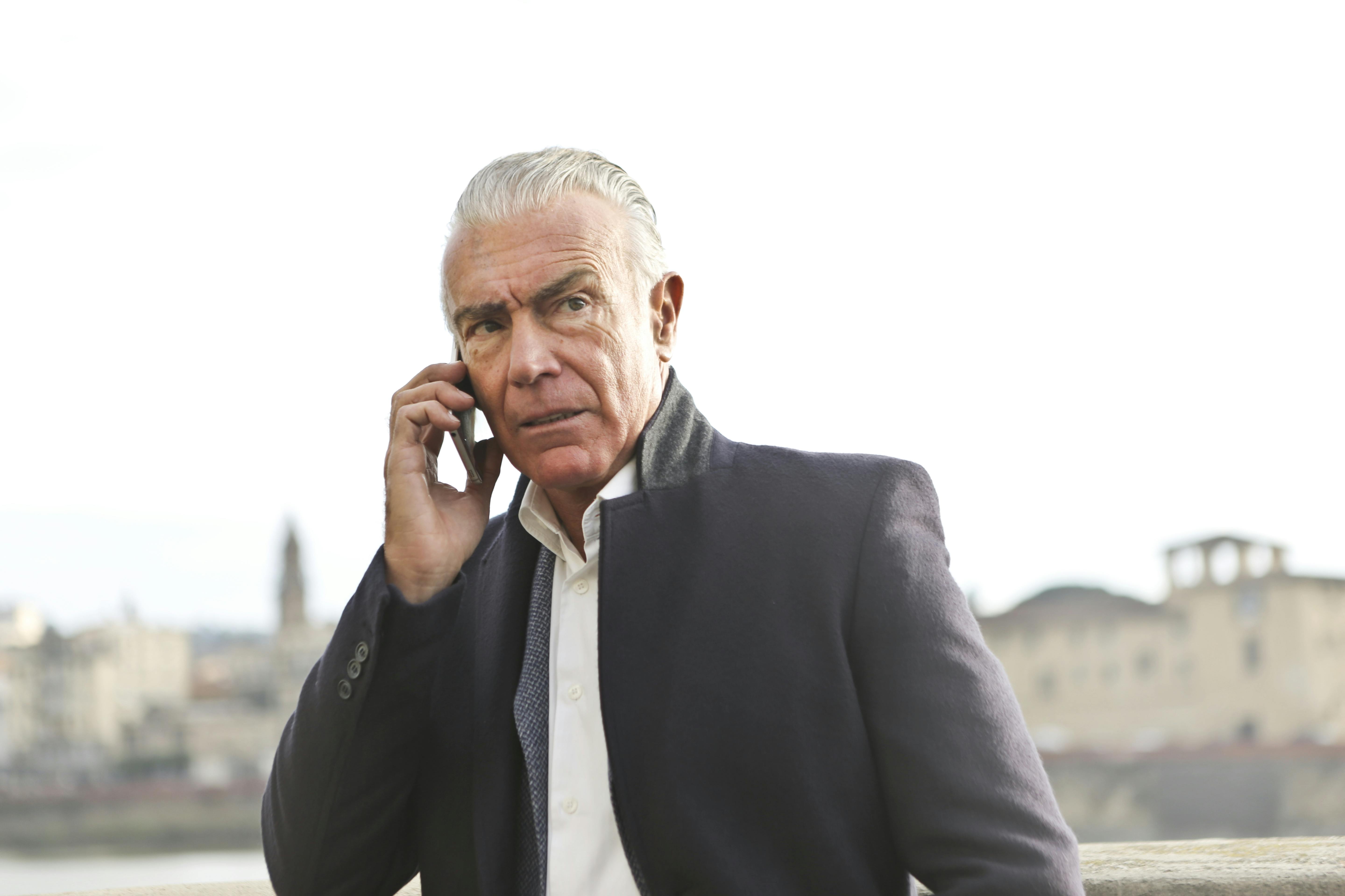 Un hombre infeliz escuchando algo en su teléfono | Foto: Pexels