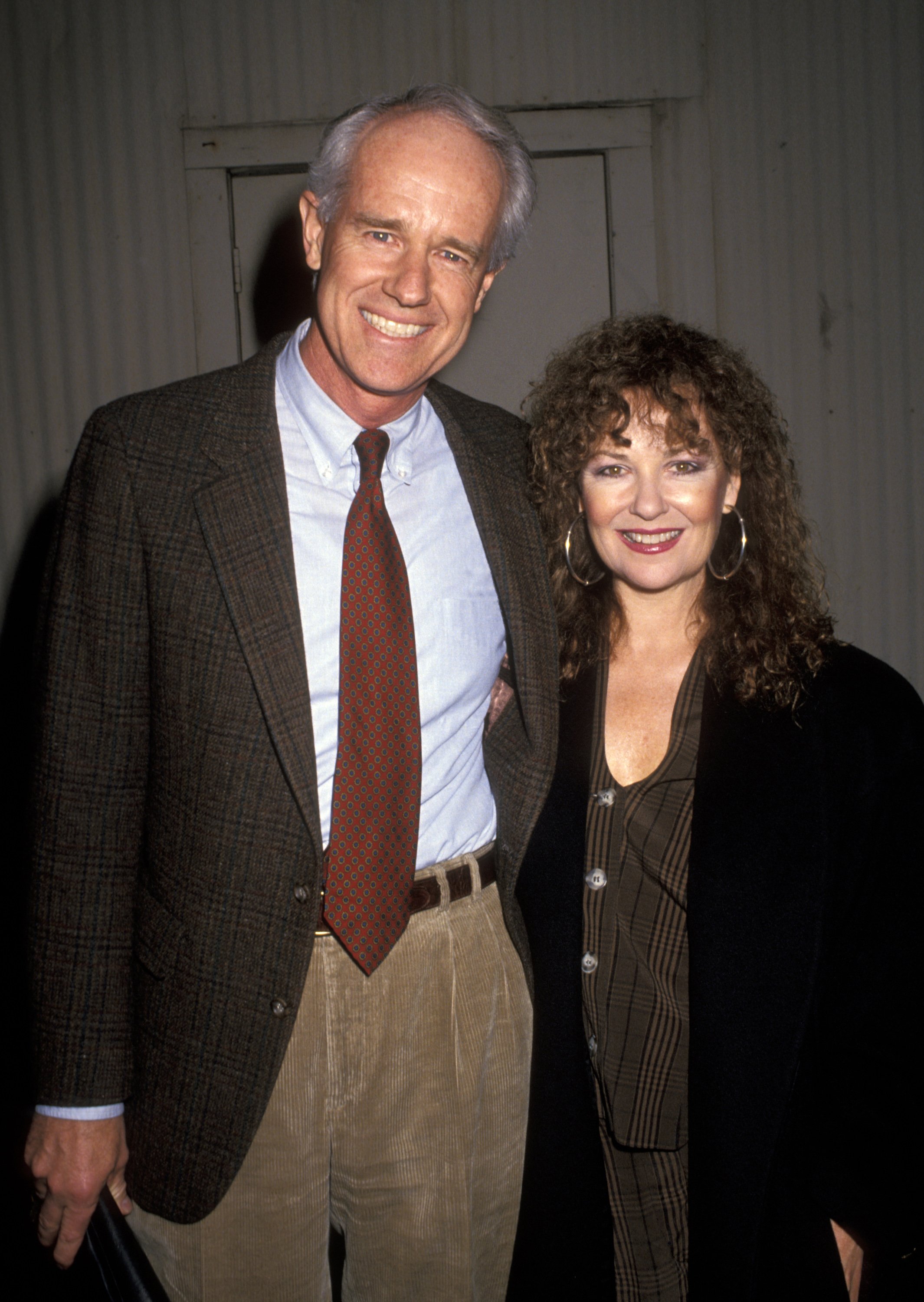 Mike Farrell y Shelley Fabares asisten al Banquete del Hambre de Oxfam en los Estudios Sony el 21 de noviembre de 1991 en Culver City, California | Foto: Getty Images