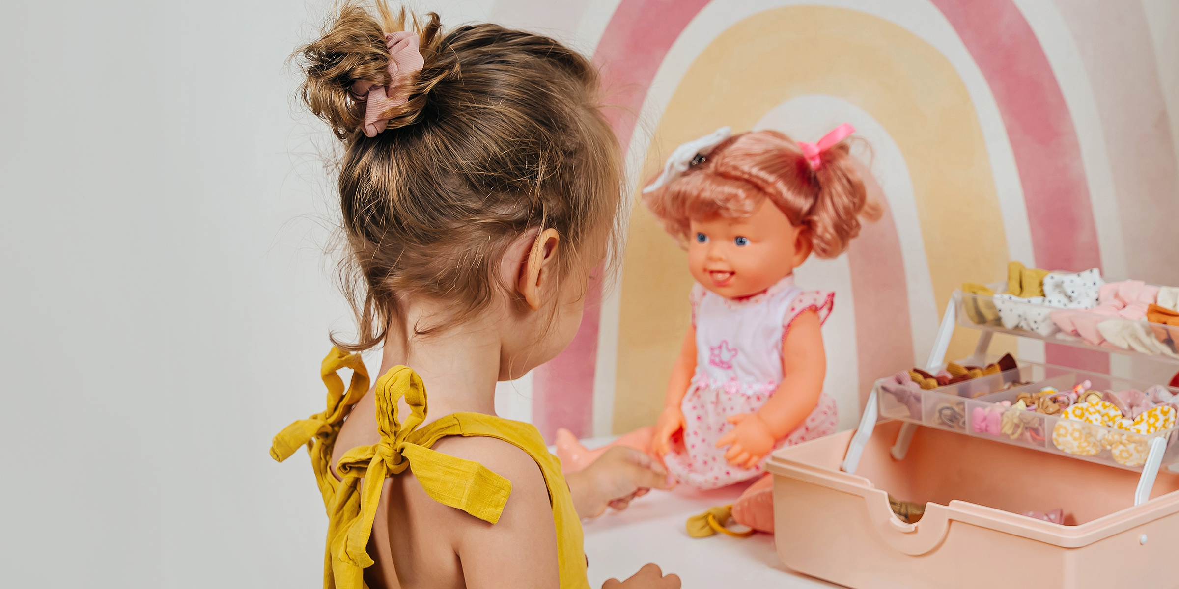 Una niña jugando con una muñeca | Fuente: Shutterstock