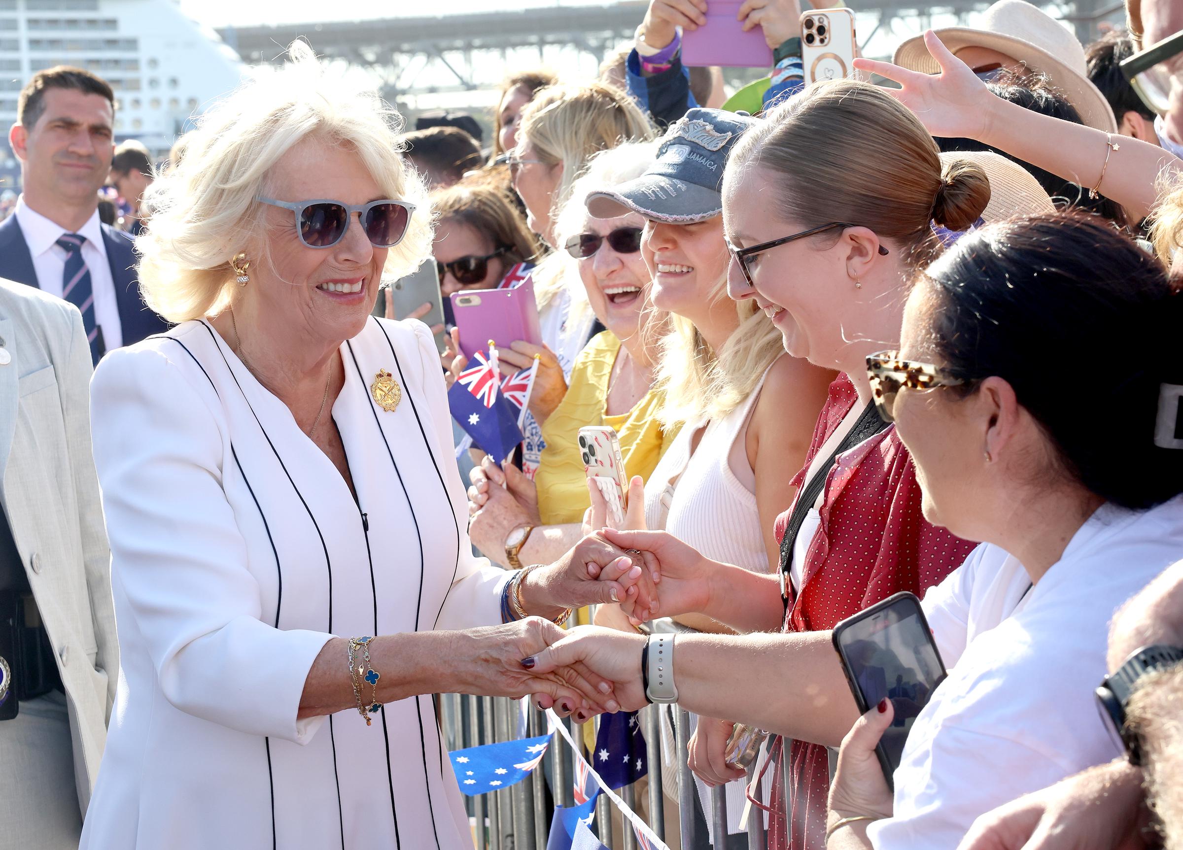 La reina Camilla se reúne con miembros del público durante un paseo por la Ópera de Sidney el 22 de octubre de 2024, en Australia. | Fuente: Getty Images