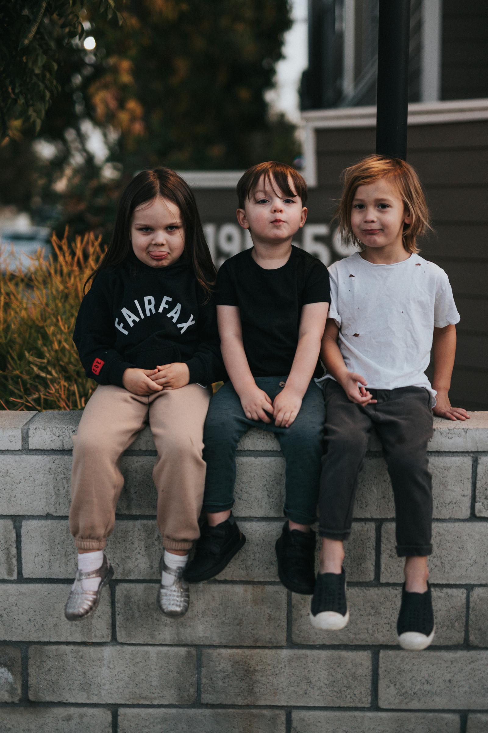 Tres niños sentados juntos | Fuente: Unsplash