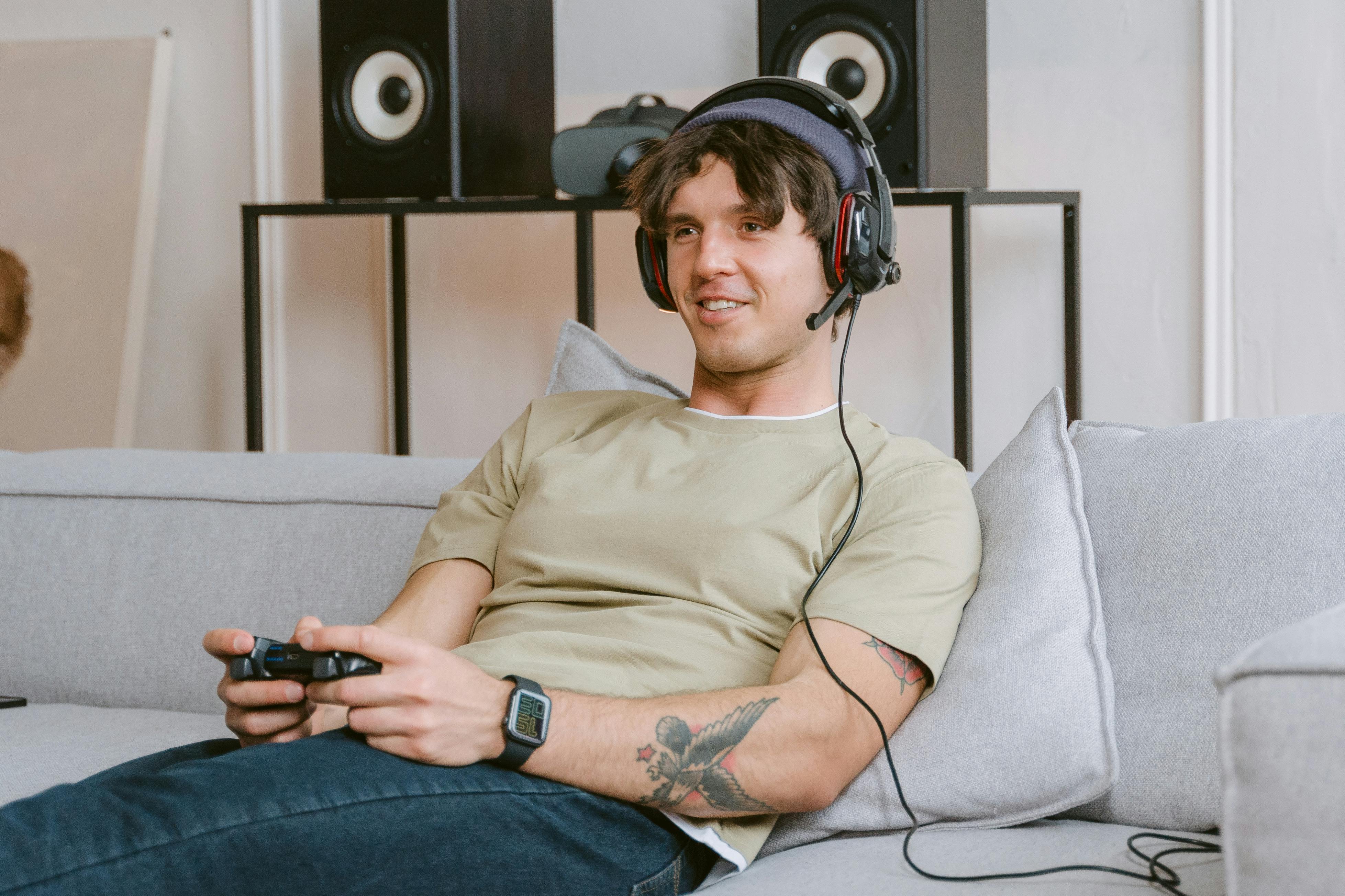 Hombre jugando a videojuegos online | Fuente: Pexels