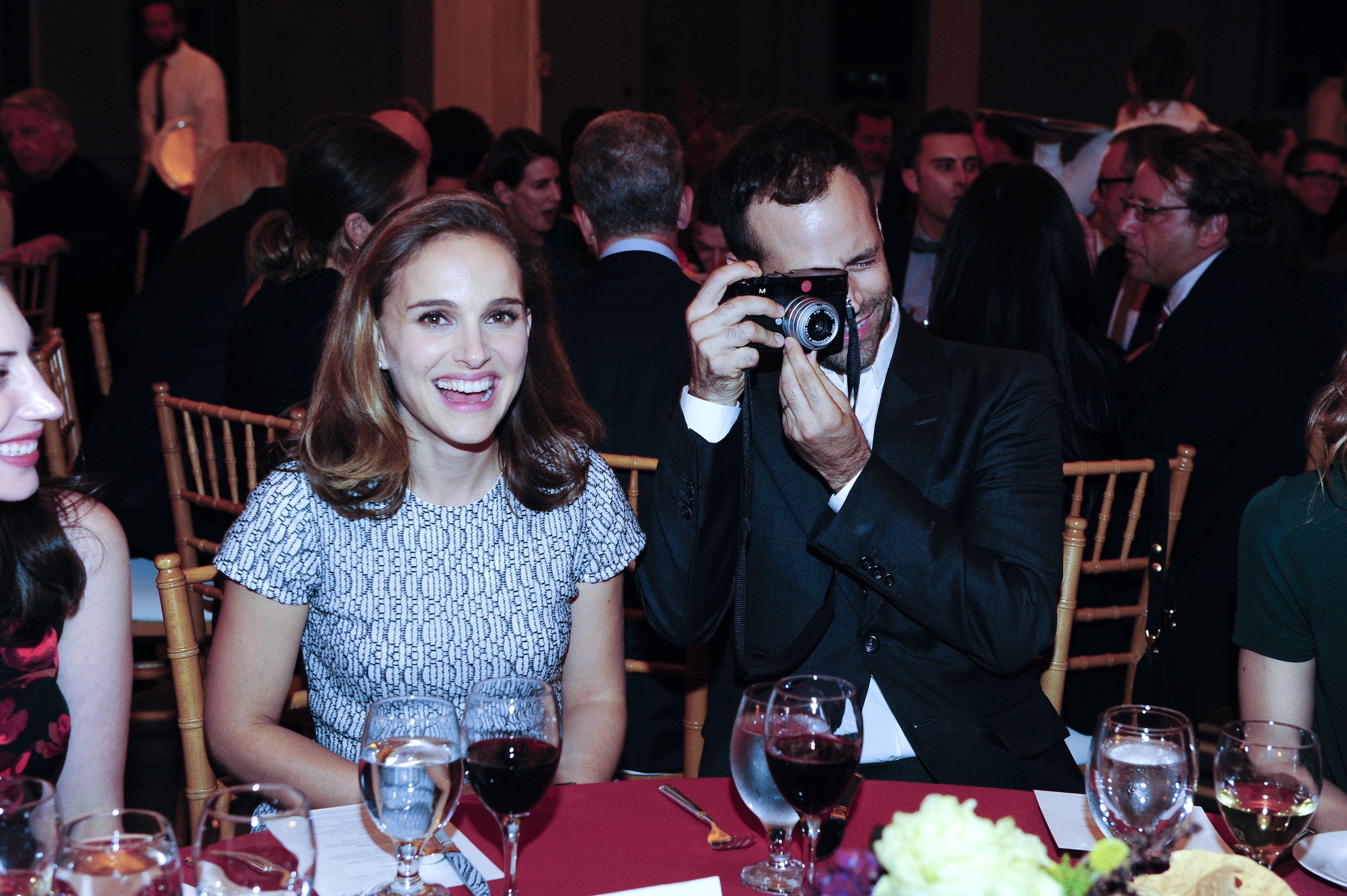 Natalie Portman y Benjamin Millepied en el Cooper Building el 25 de octubre de 2014 en Los Ángeles, California. | Foto: Getty Images