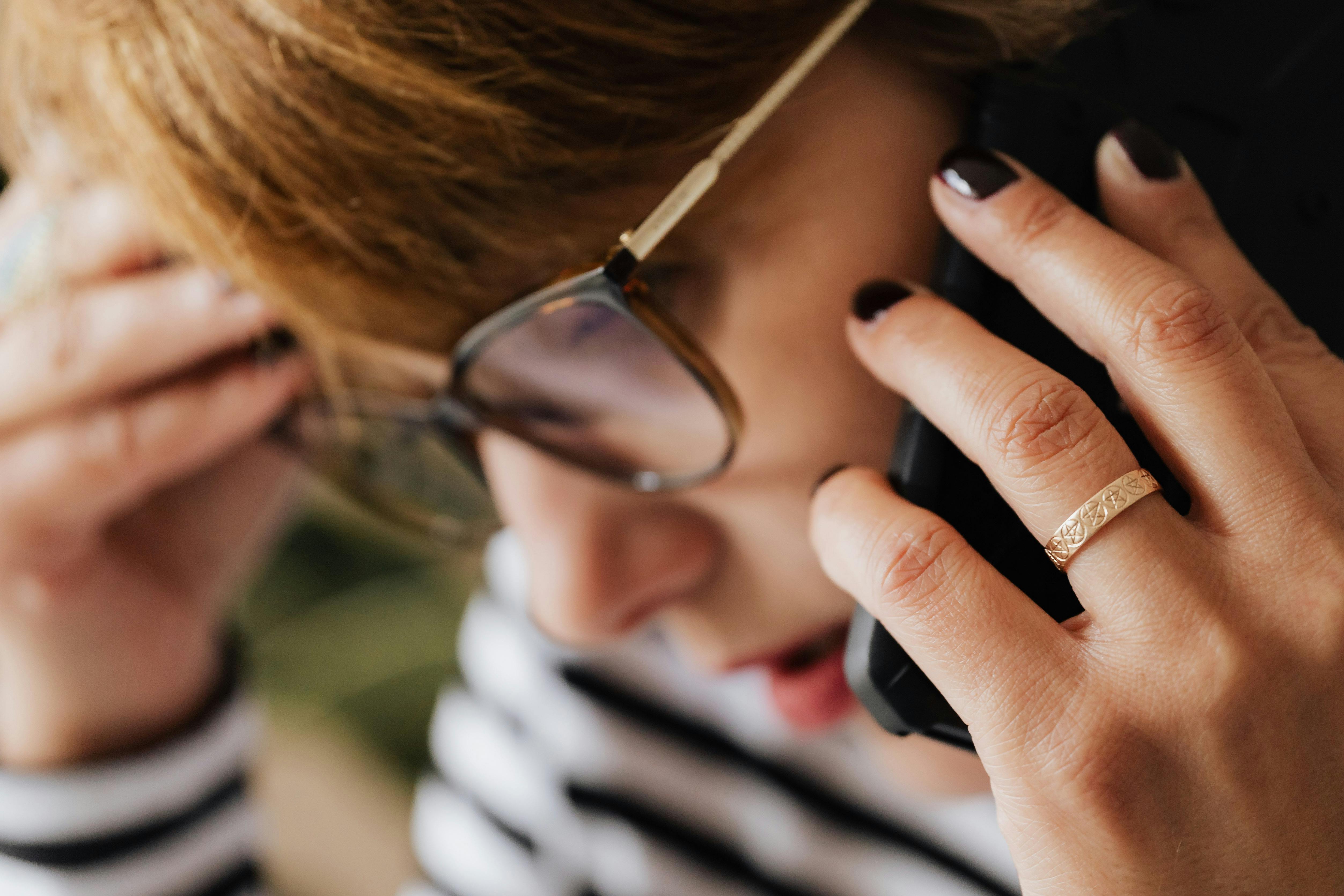 Una mujer angustiada hablando por teléfono | Fuente: Pexels