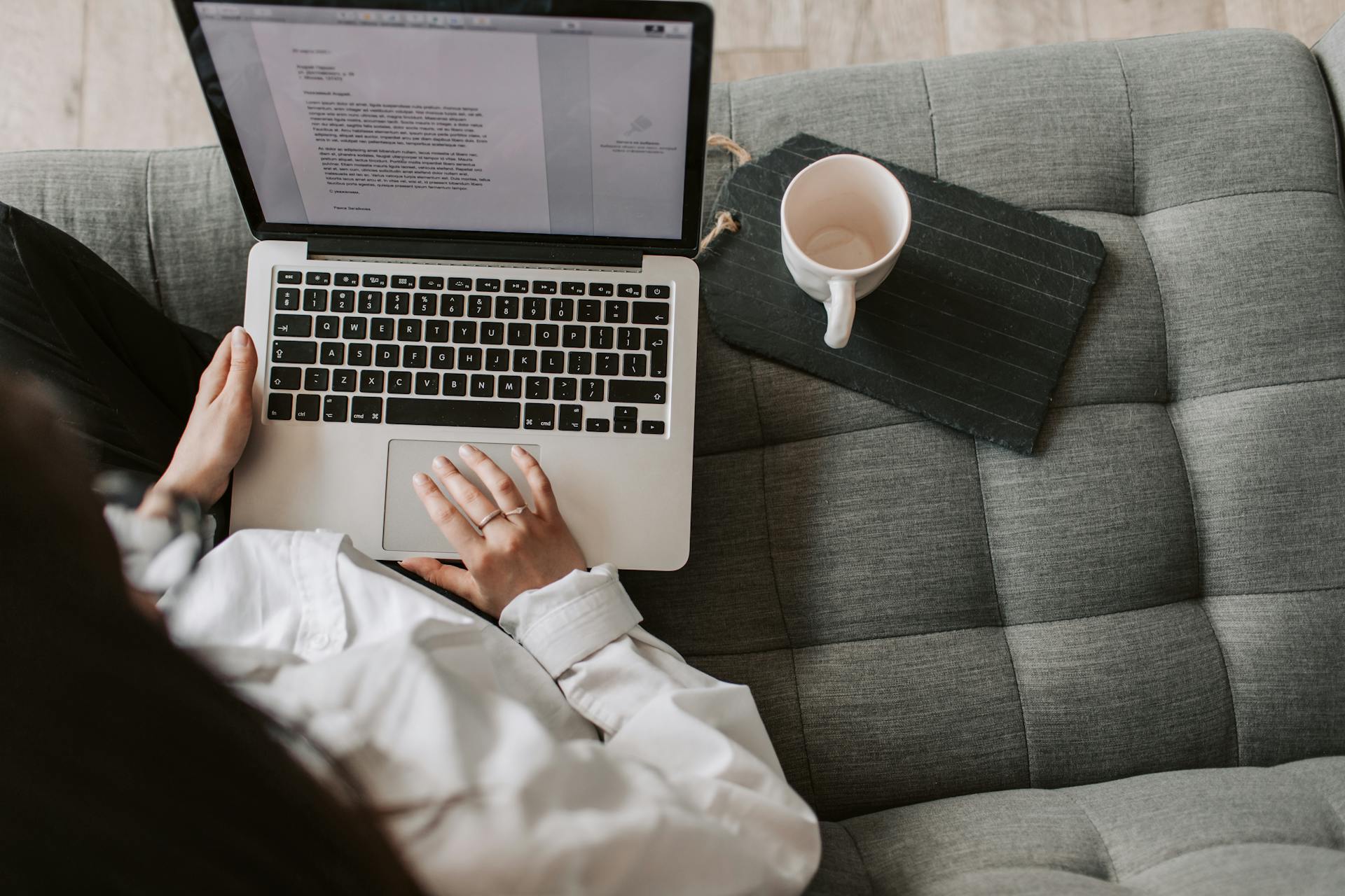 Una mujer utilizando un ordenador portátil | Fuente: Pexels