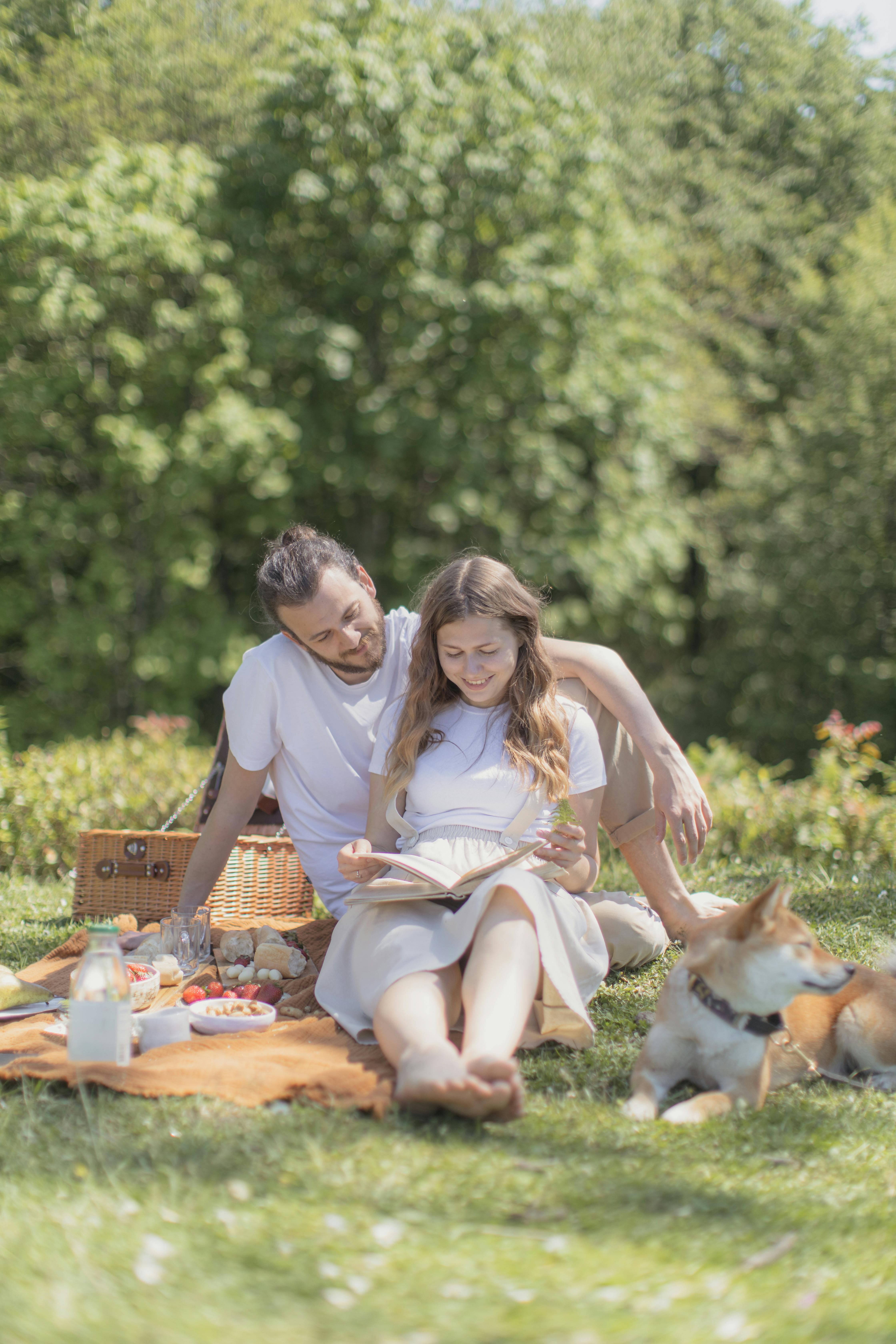 Una pareja feliz y un perro | Fuente: Pexels