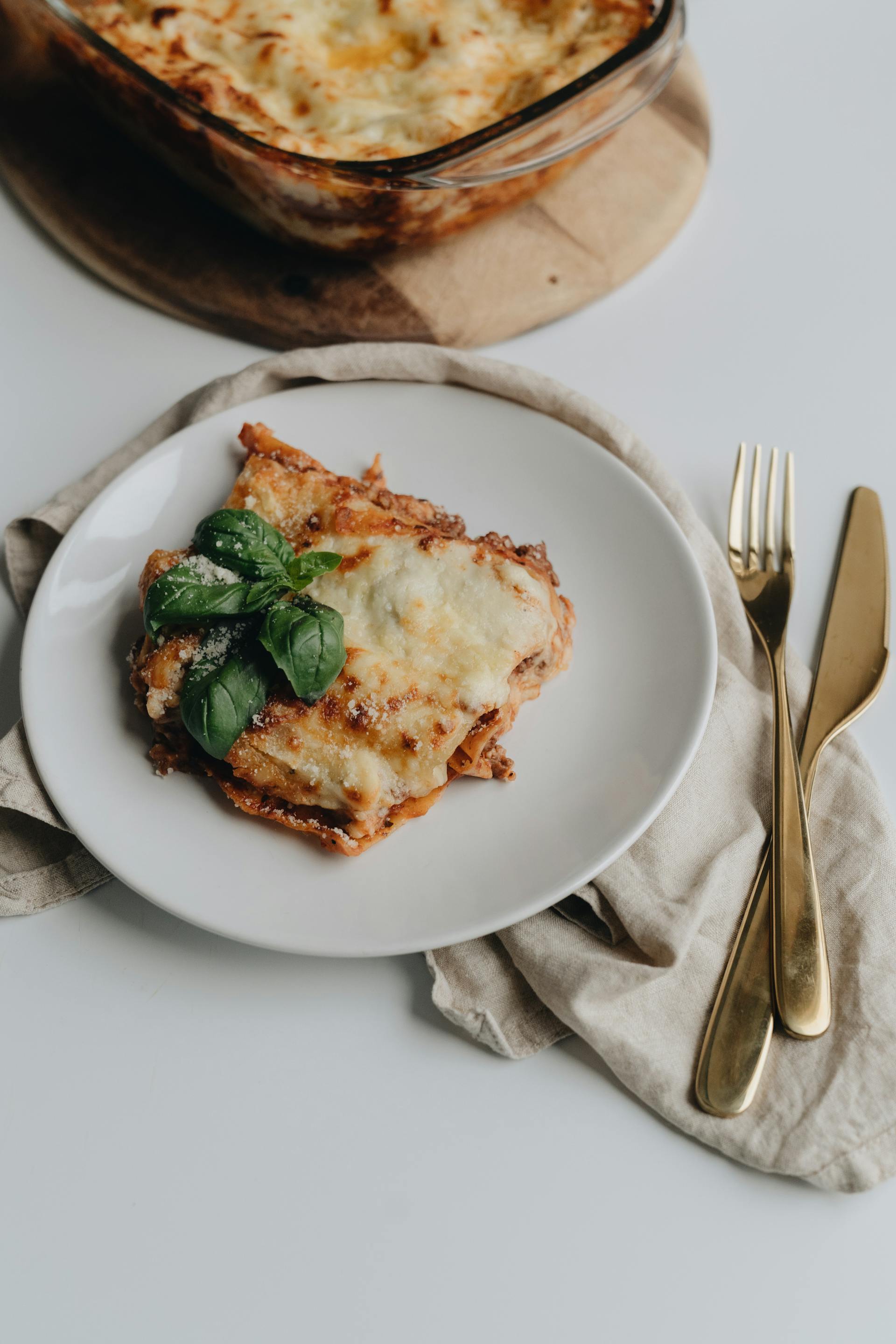 Un plato de lasaña sobre una mesa | Fuente: Pexels