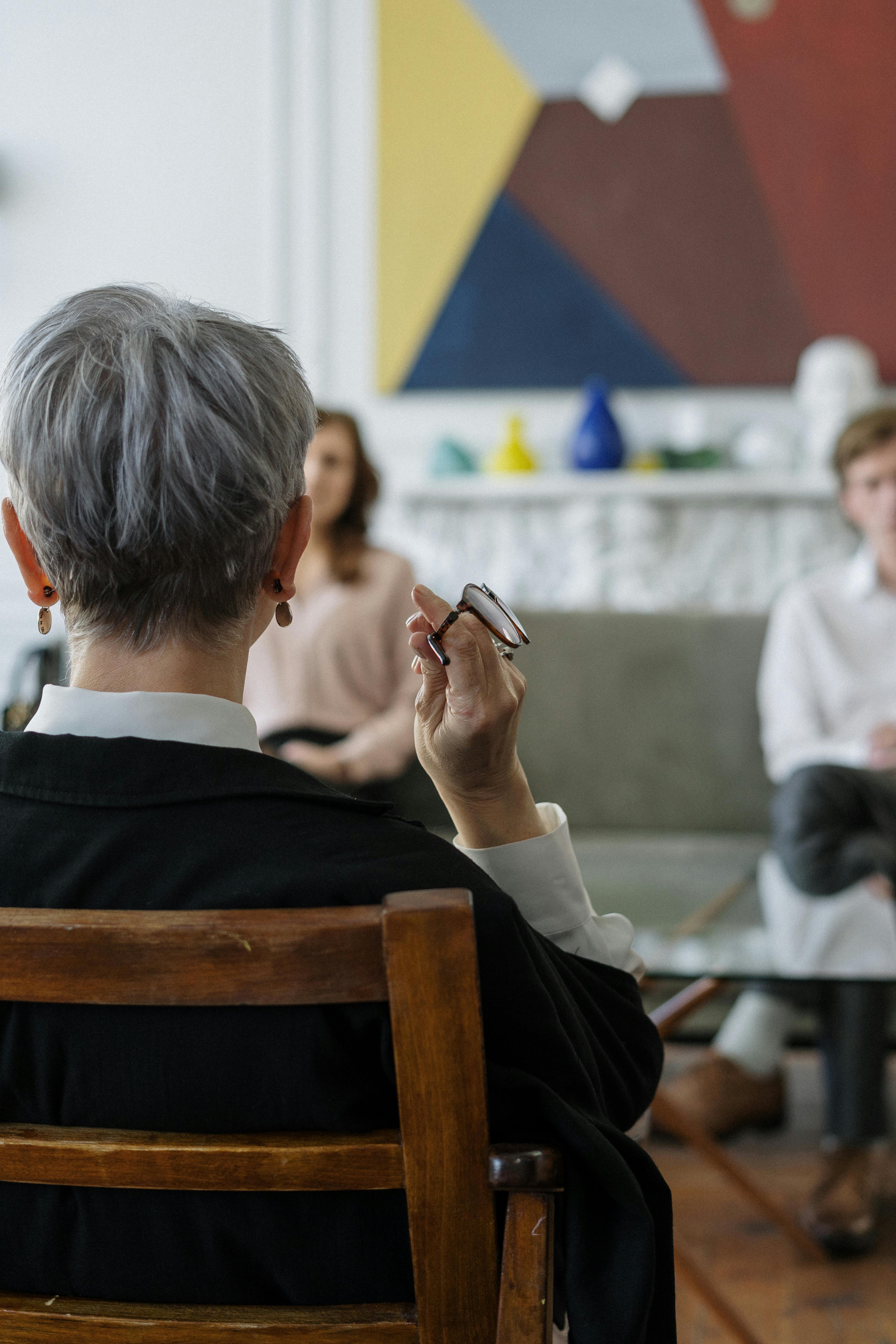 Una mujer mayor hablando con una pareja joven | Fuente: Pexels