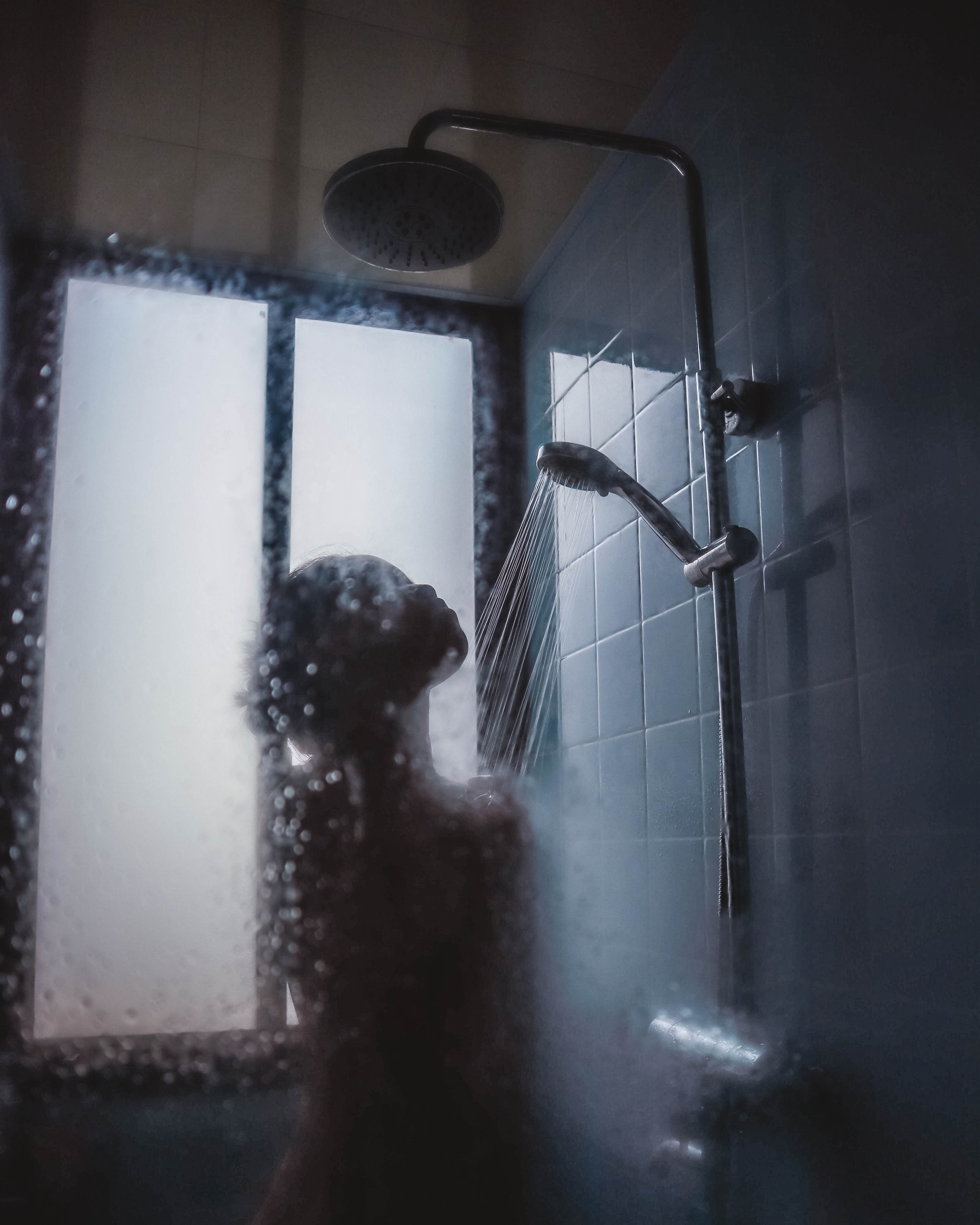 Persona en la ducha | Foto: Unsplash