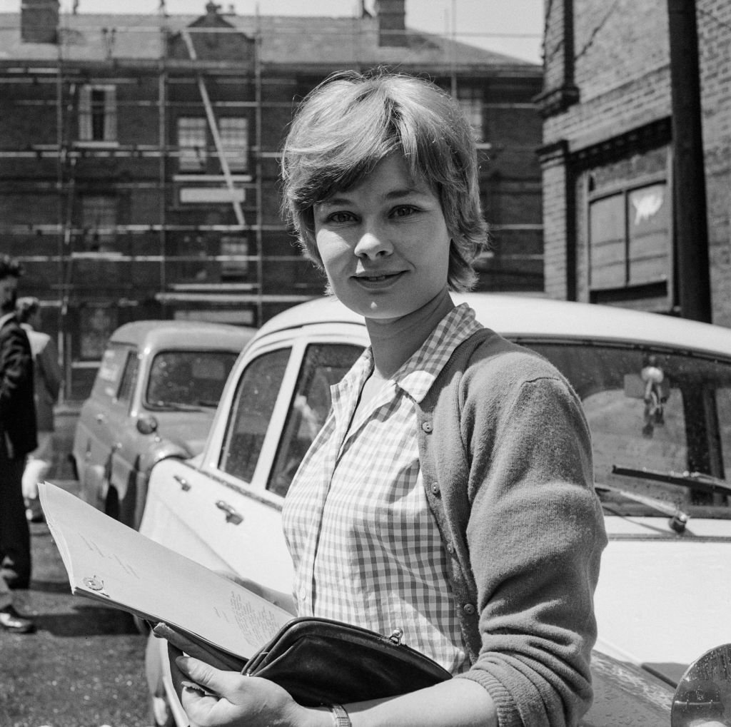 Judi Dench sosteniendo un guión de 'Henry The Fifth' en el que interpretó a Katherine of Valois en 1960. | Foto: Getty Images 