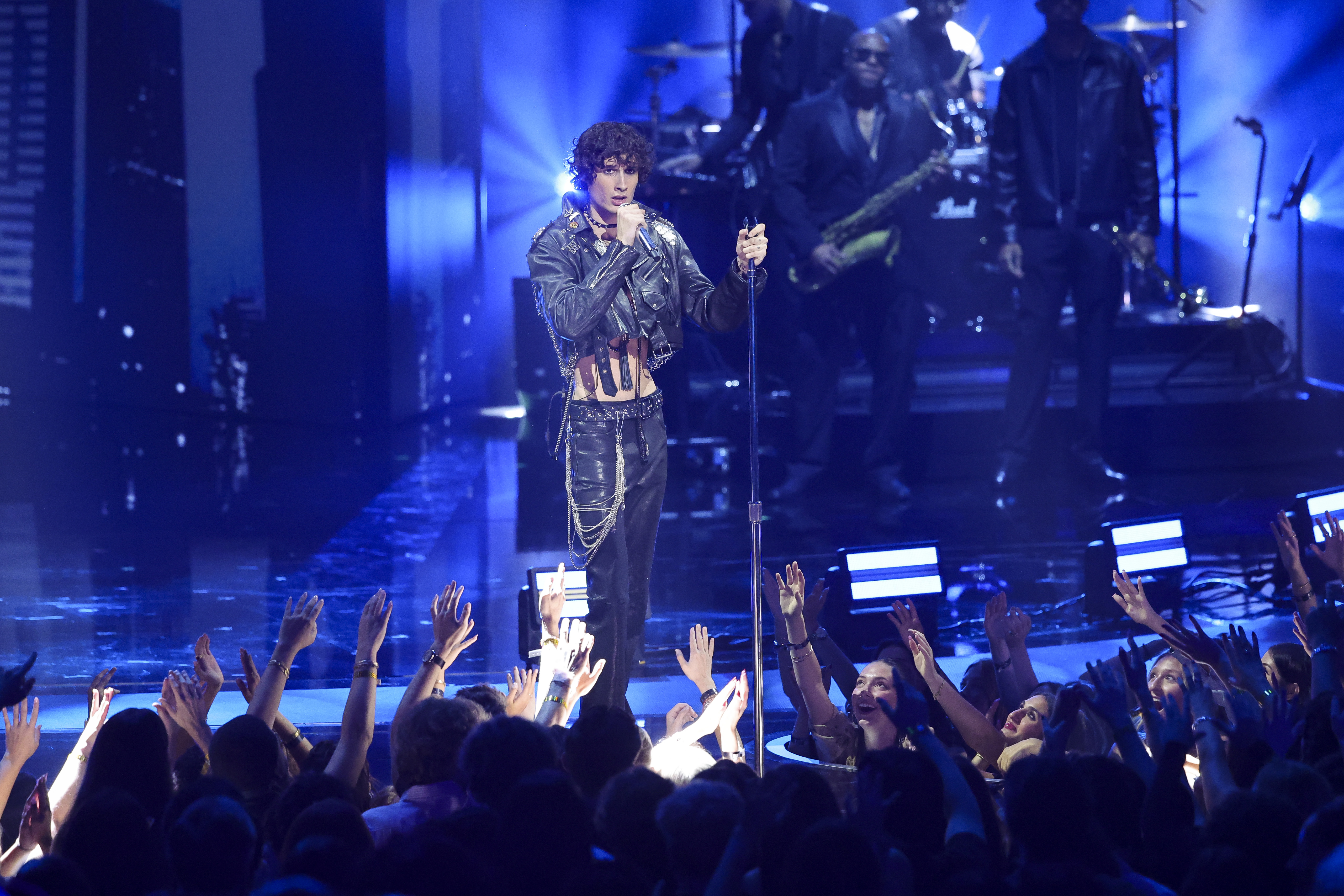 Sombr interpreta durante el homenaje a George Michael en los 2026 MTV Video Music Awards, donde sus interpretaciones de "Faith" y "Father Figure" provocaron reacciones divididas entre los espectadores. | Fuente: Getty Images