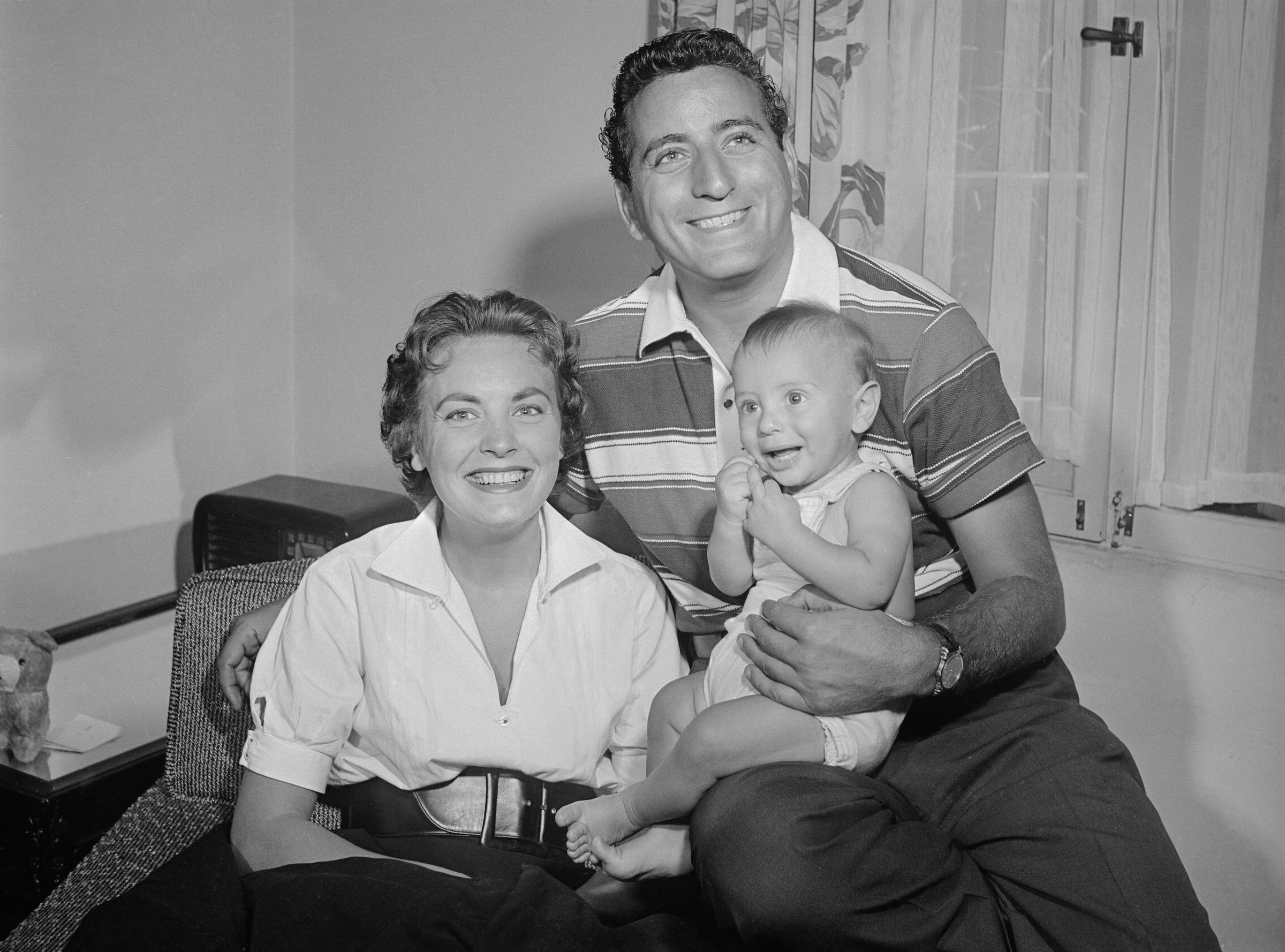 Un retrato familiar de Patricia Beech, Tony Bennett y D'Andrea Bennett. | Fuente: Getty Images