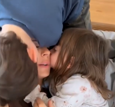 Noelia Marzol recibe besos de sus hijos, Donatello y Alfonsina | Fuente: Instagram/revista_pronto