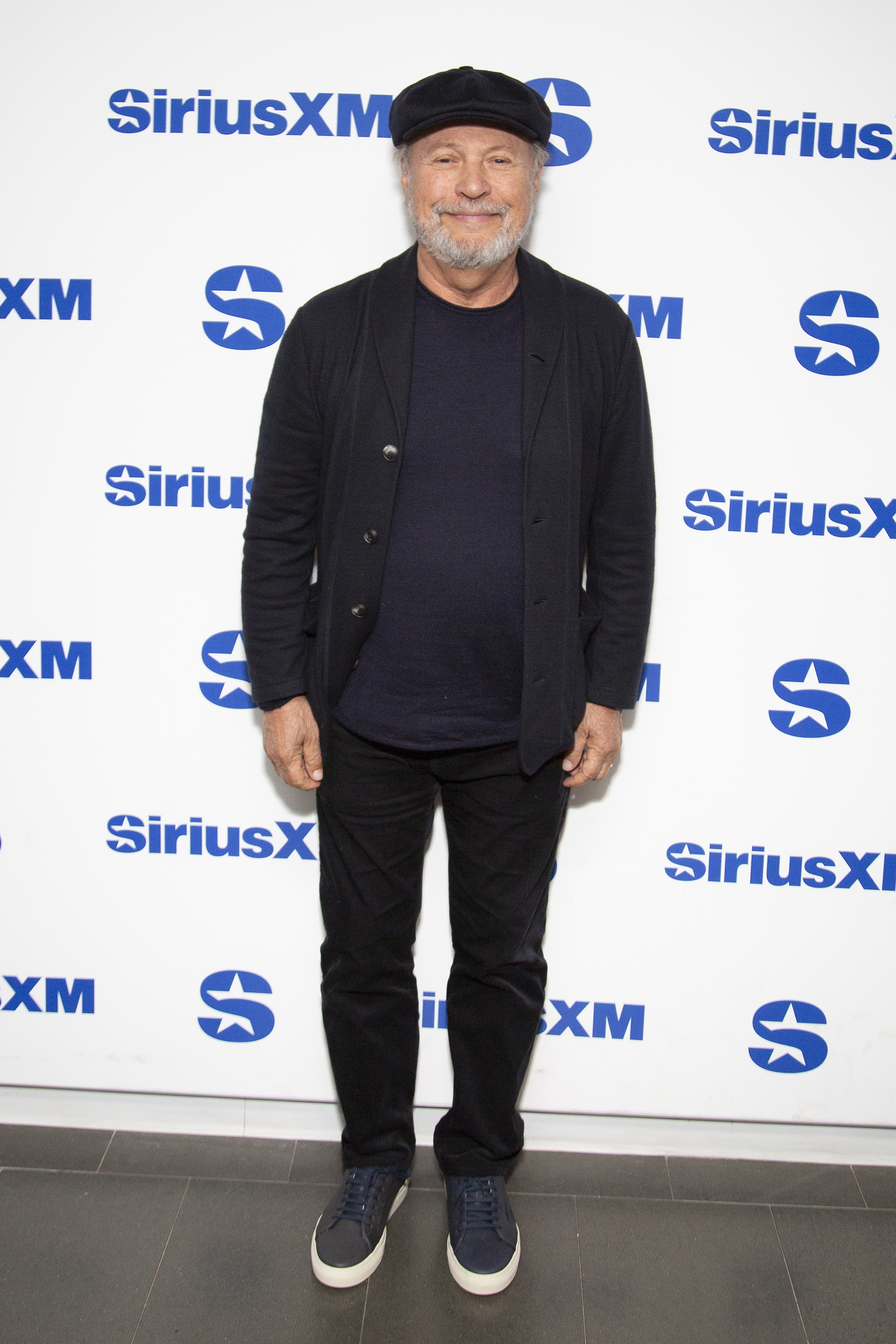 Billy Crystal visita los estudios SiriusXM el 17 de octubre de 2024, en Nueva York | Fuente: Getty Images