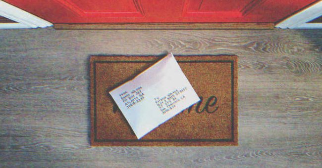 Una carta delante de una puerta | Foto: Shutterstock