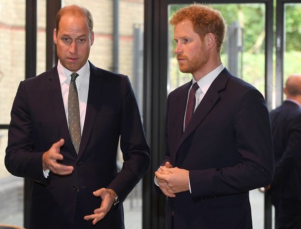 El Príncipe William, el Duque de Cambridge y el Príncipe Harry llegan durante una visita al centro comunitario "Support4Grenfell" de la Fundación Real el 5 de septiembre de 2017. | Foto: Getty Images