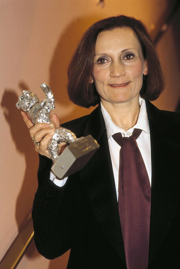 Pilar Miro con el oso de oro obtenido en el festival de cine de Berlín. | Foto: Getty Images