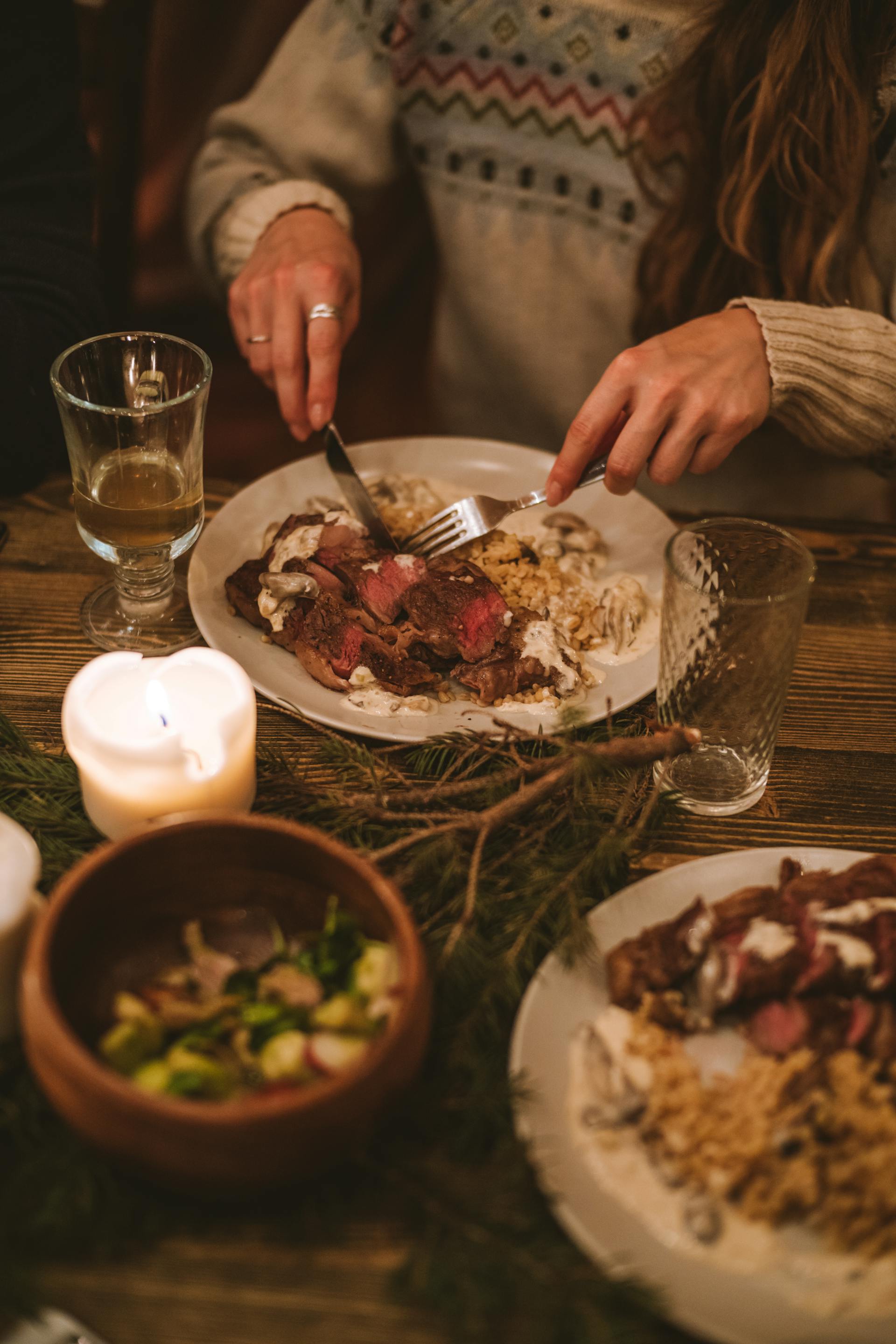 Una mujer en una cena festiva | Fuente: Pexels