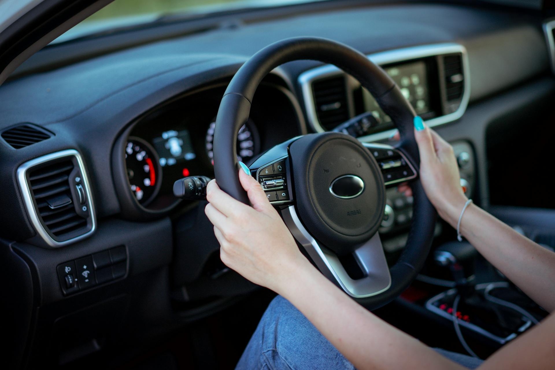 Una mujer conduciendo un automóvil | Fuente: Pexels