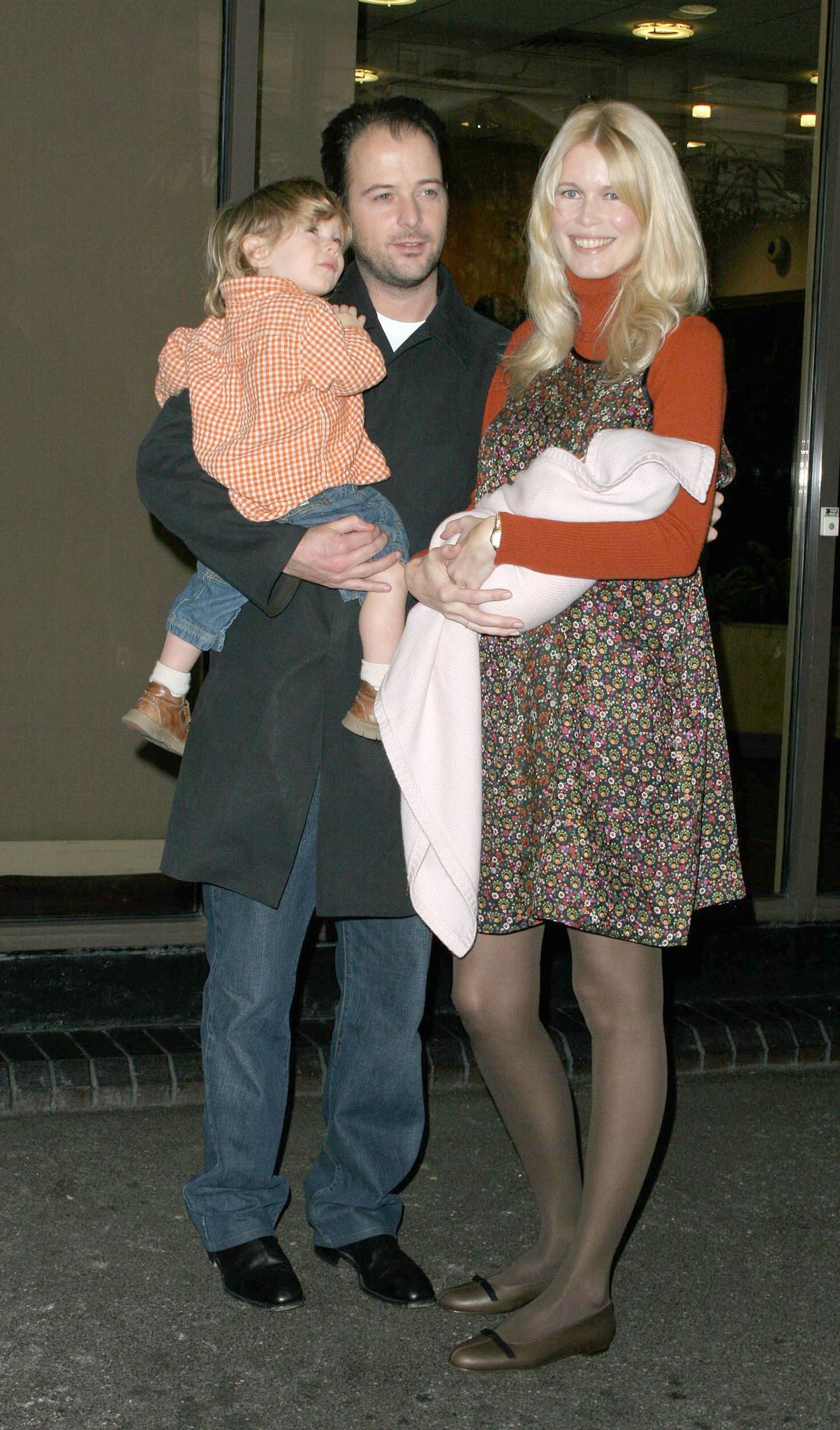 Claudia Schiffer y Matthew Vaughn con Caspar y la recién nacida Clementine, en noviembre del 2005. │Foto: Getty Images