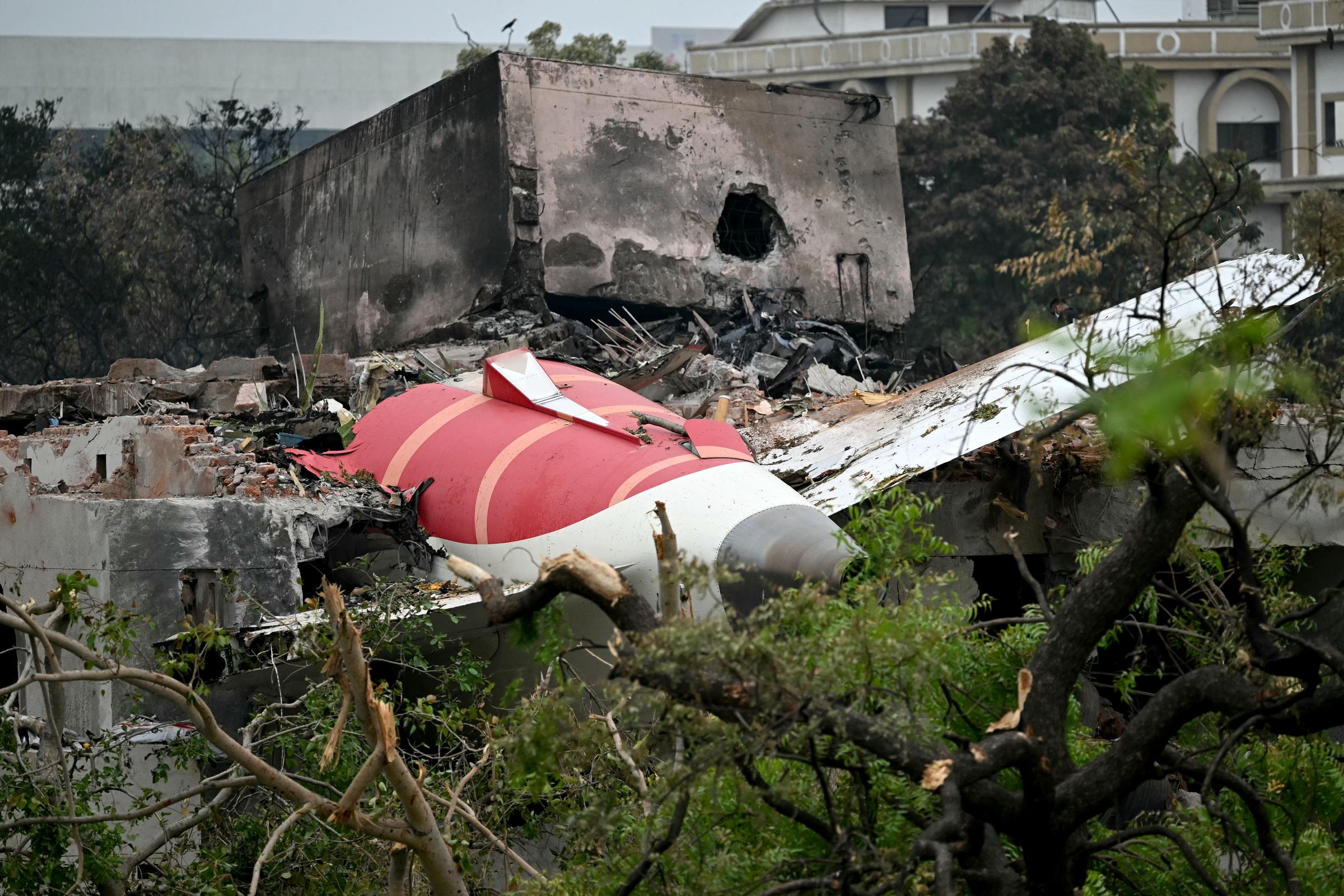 Restos del vuelo 171 de Air India tras estrellarse en una zona residencial cerca del aeropuerto de Ahmedabad el 13 de junio de 2025. | Fuente: Getty Images