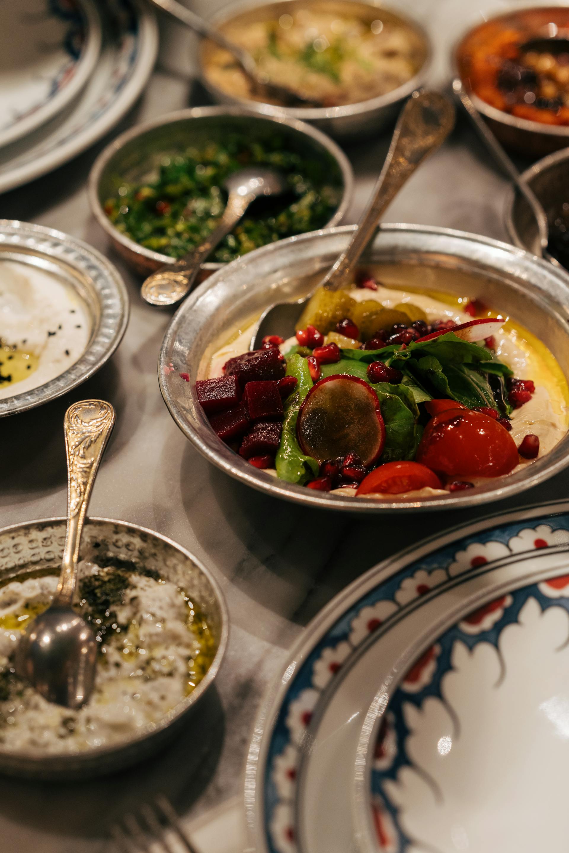 Platos de comida sobre una mesa | Foto: Pexels