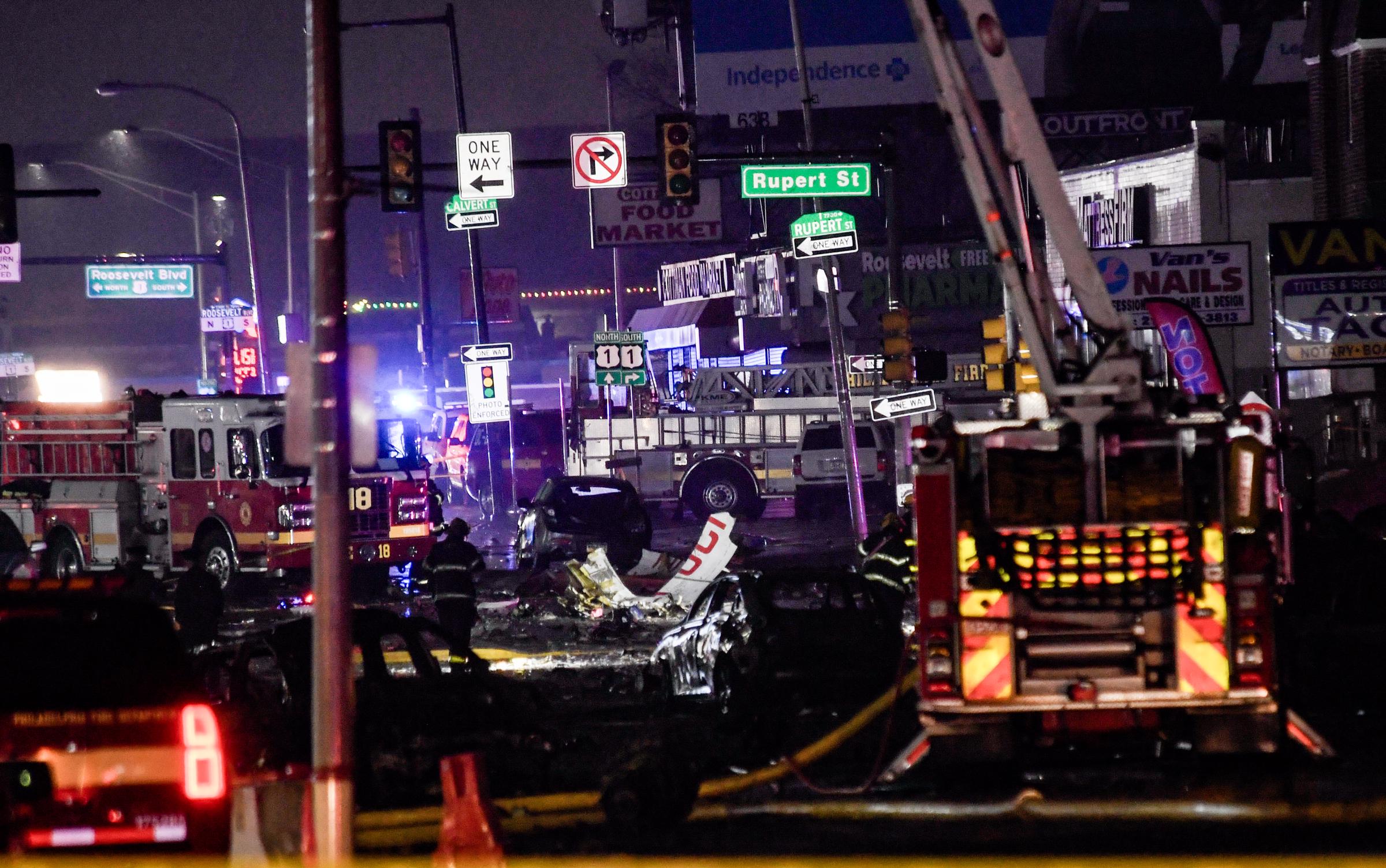 Miembros de los servicios de emergencia responden a un accidente aéreo en un barrio cercano a la avenida Cottman en Filadelfia, Pensilvania, el 31 de enero de 2025 | Fuente: Getty Images