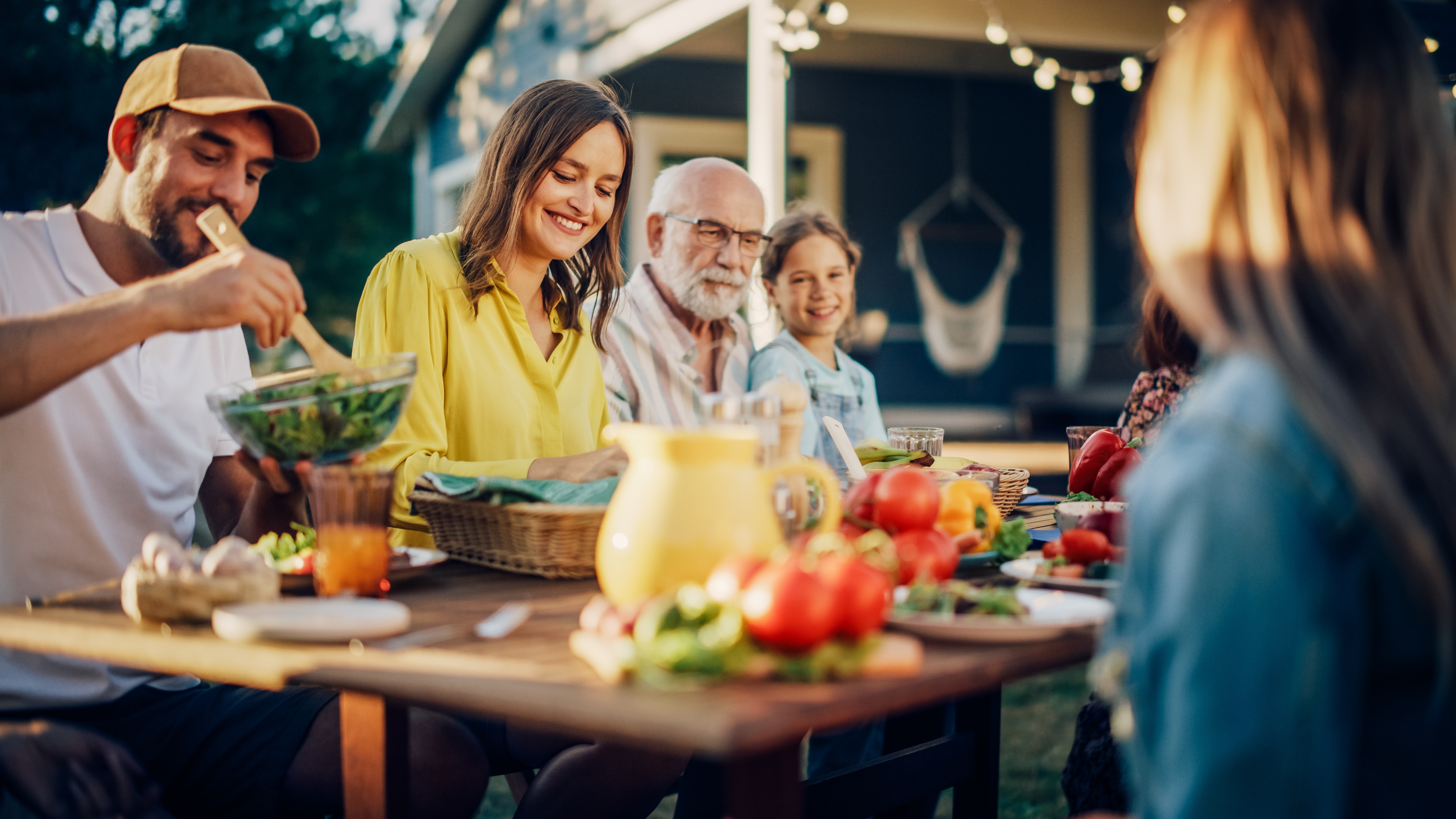 Familia disfrutando de una comida | Foto: Shutterstock