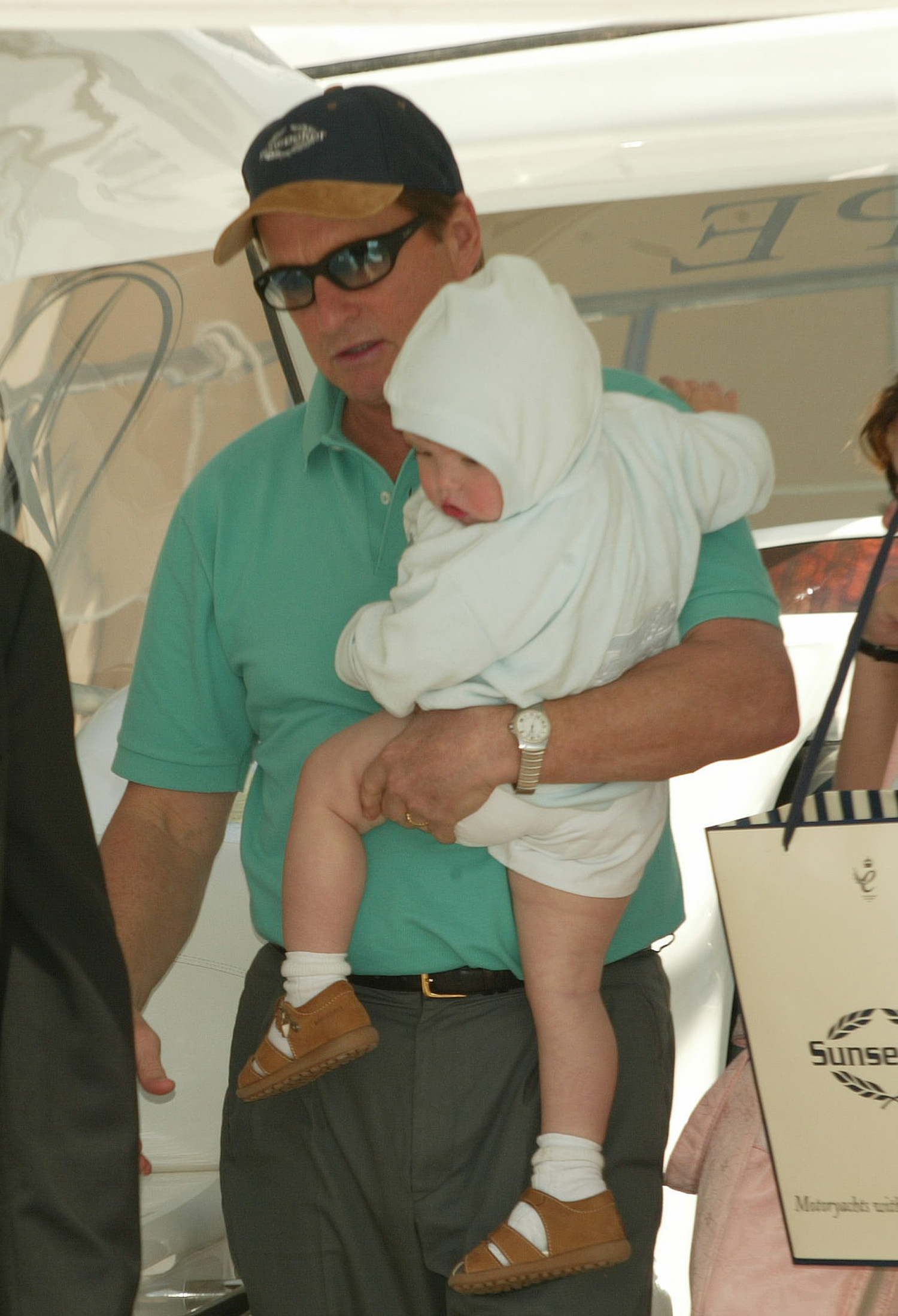 Michael Douglas y su hijo Dylan en un barco en la Regata Laureus en 2002 | Fuente: Getty Images