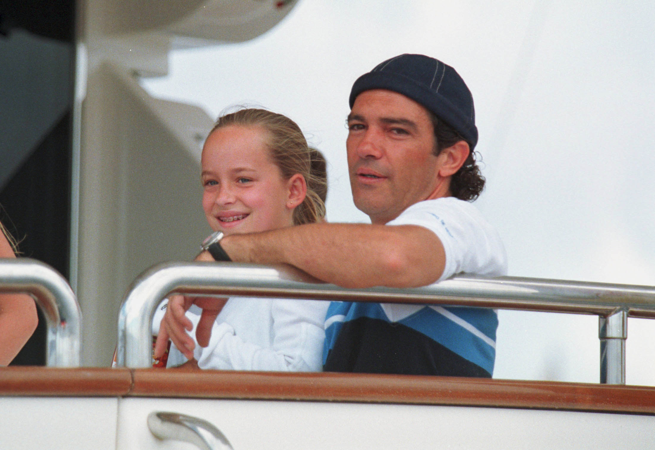 Antonio Banderas y Dakota Johnson en un yate durante la regata de la Copa del Rayo el 6 de agosto de 2000 | Fuente: Getty Images