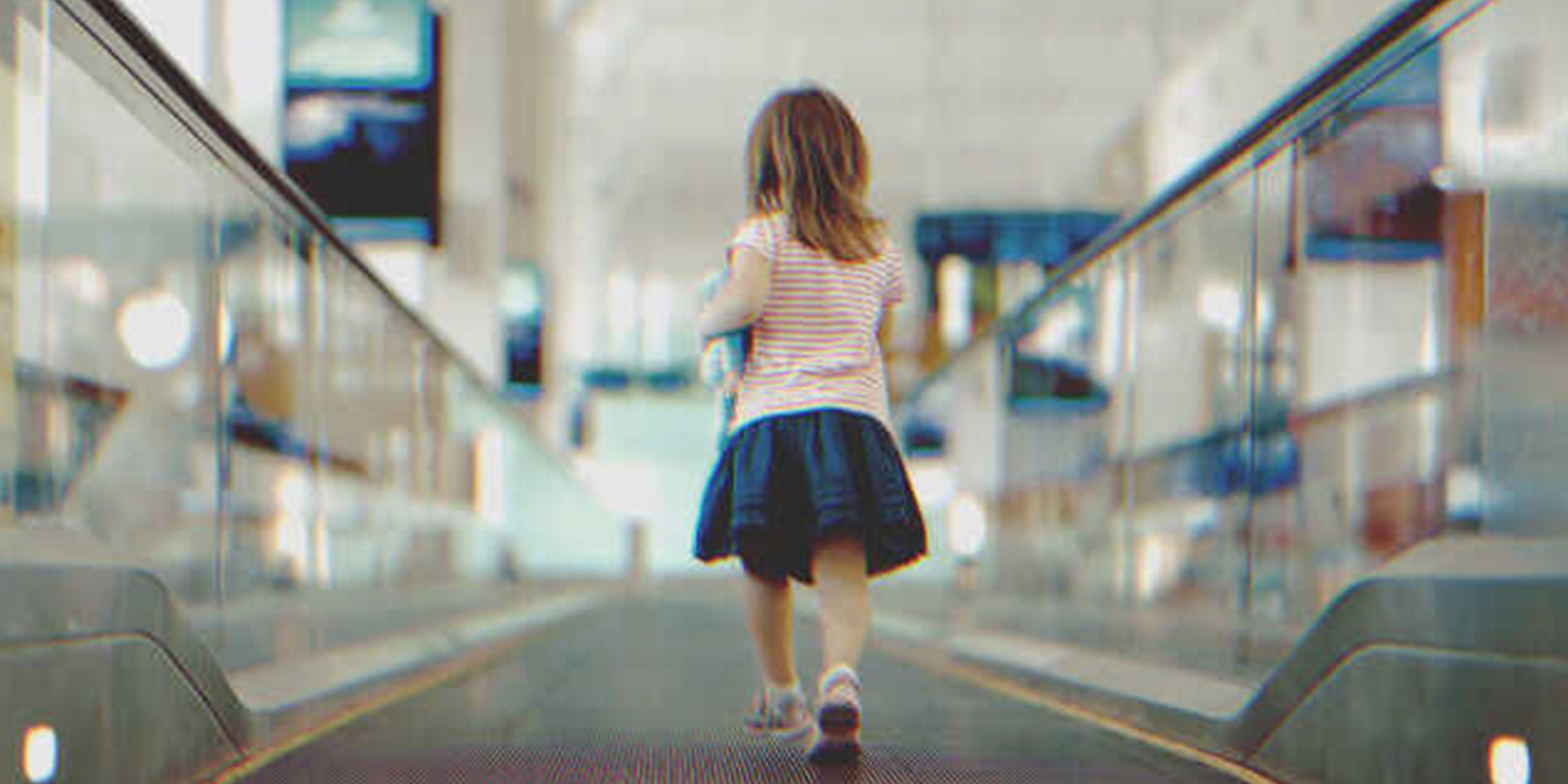 Una niña sola en un aeropuerto | Foto: Shutterstock