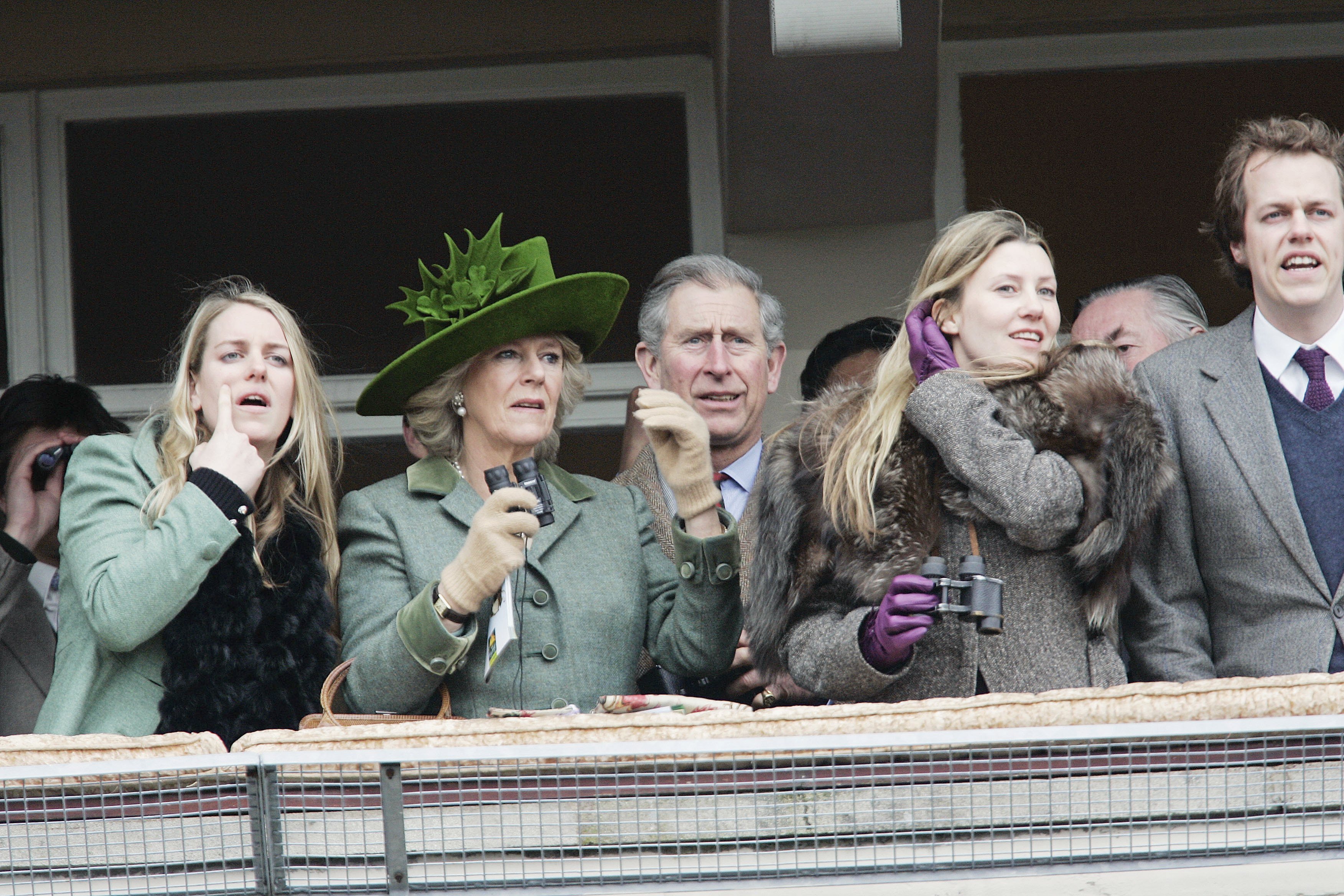 Camilla, duquesa de Cornualles y el príncipe Charles, príncipe de Gales, con Tom Parker-Bowles y su esposa, Sara Parker-Bowles, y Laura Parker-Bowles, el 17 de marzo de 2006 en Cheltenham, Inglaterra. | Foto: Getty Images