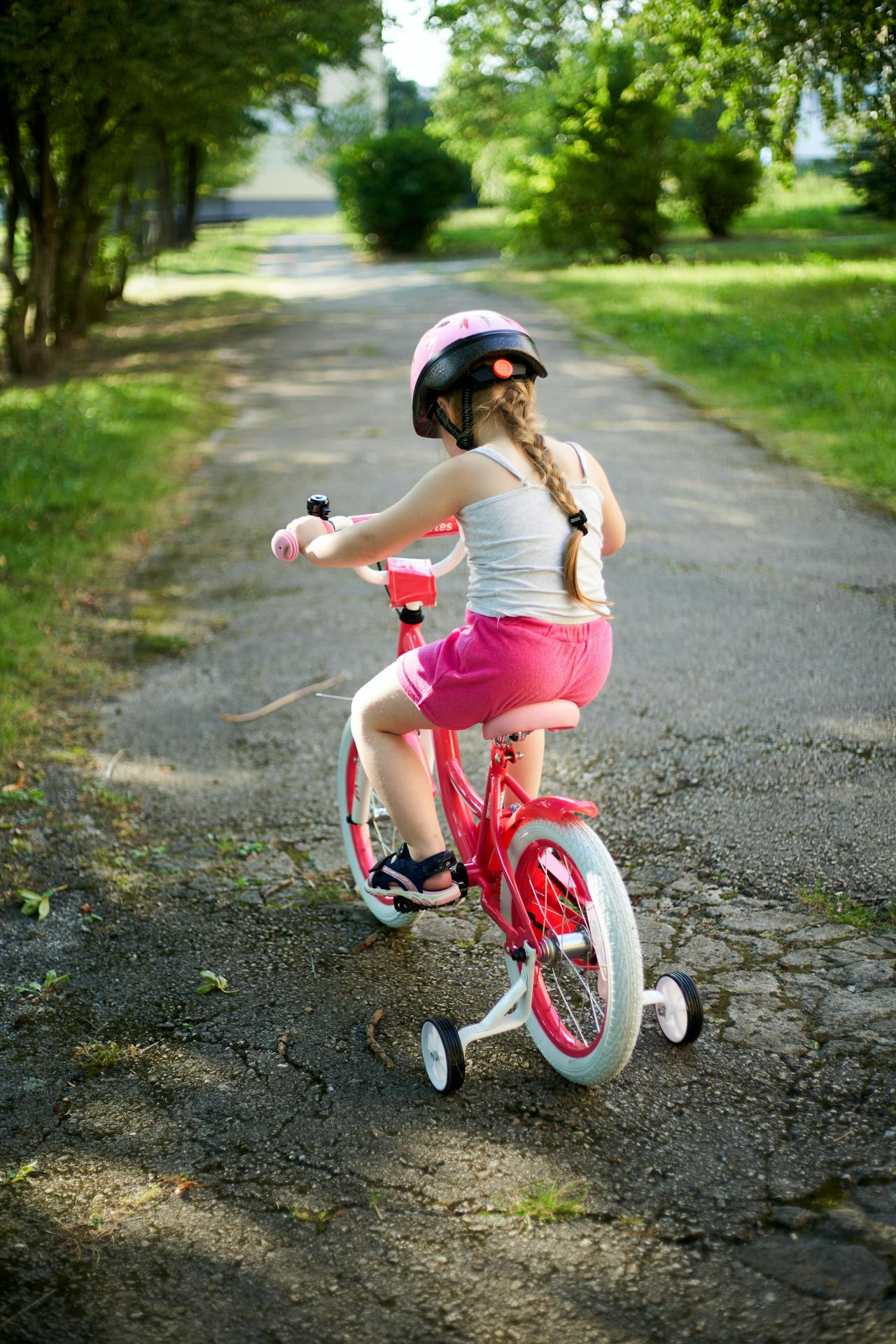 Una niña montando en bici | Fuente: Pexels