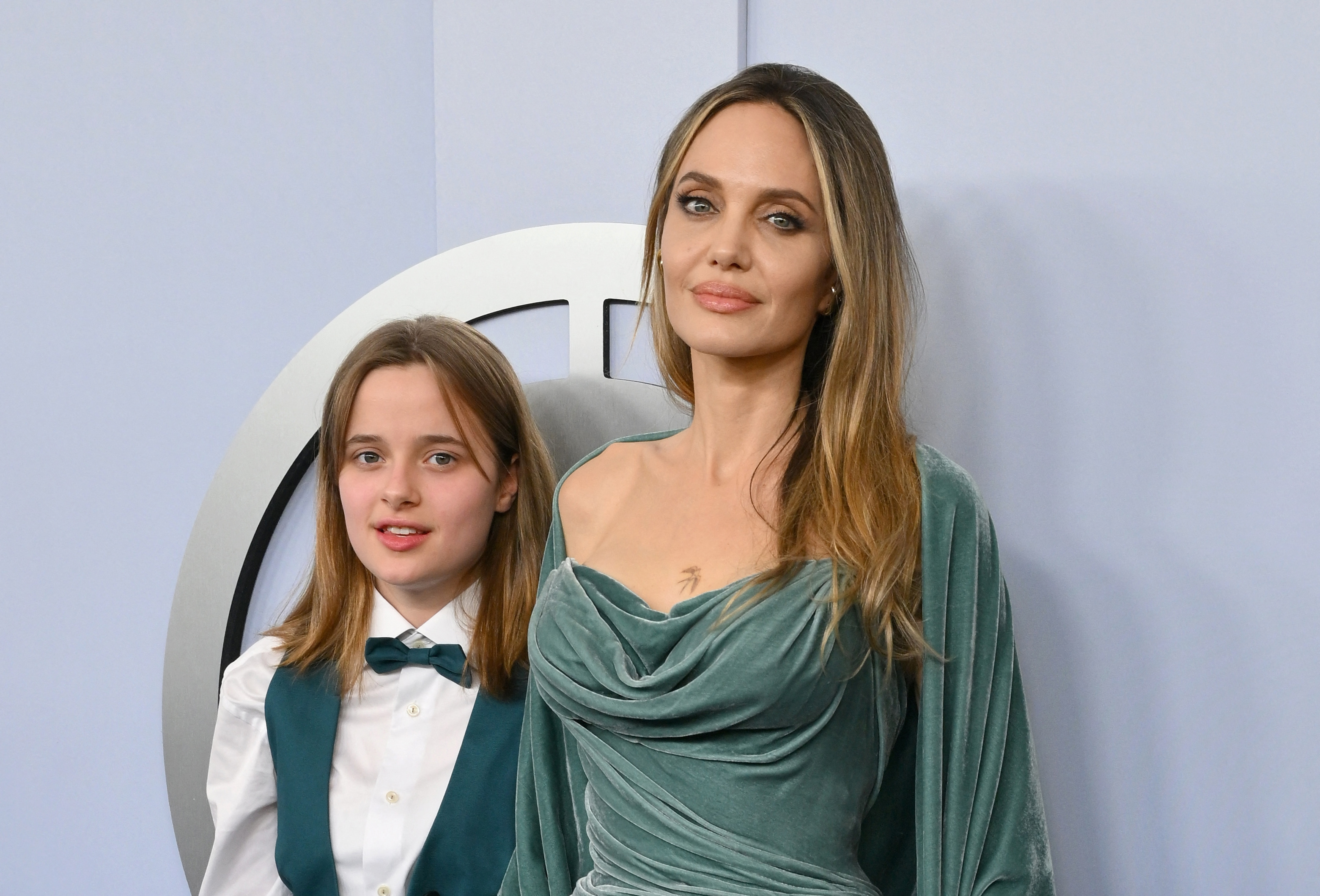 Angelina Jolie y su hija Vivienne Jolie-Pitt llegan a la 77.ª edición de los Premios Tony en el Lincoln Center de Nueva York el 16 de junio de 2024. | Fuente: Getty Images