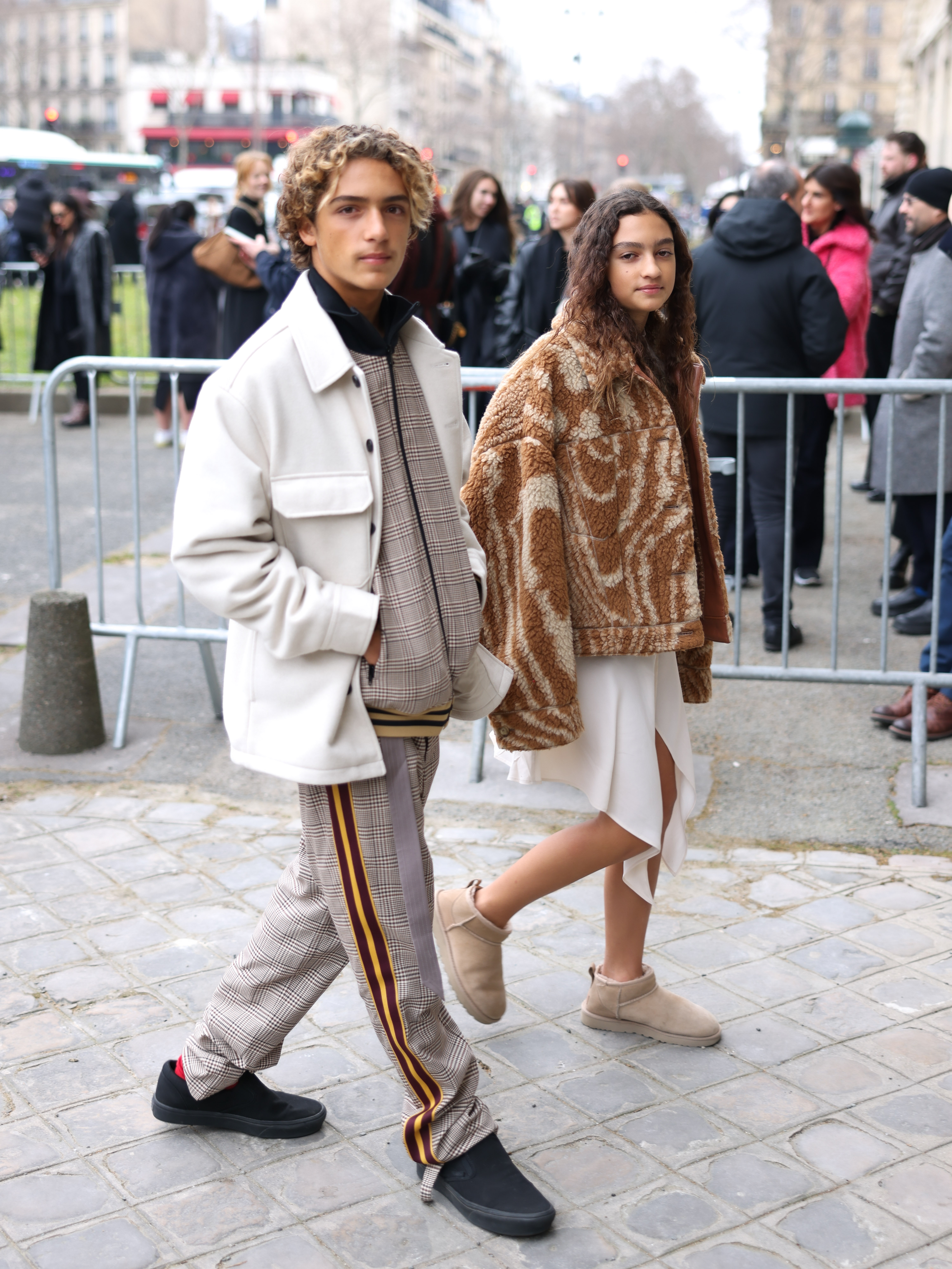 Levi y Vida McConaughey asisten al desfile Stella McCartney Womenswear Otoño Invierno 2023-2024 durante la Semana de la Moda de París el 6 de marzo de 2023 | Fuente: Getty Images