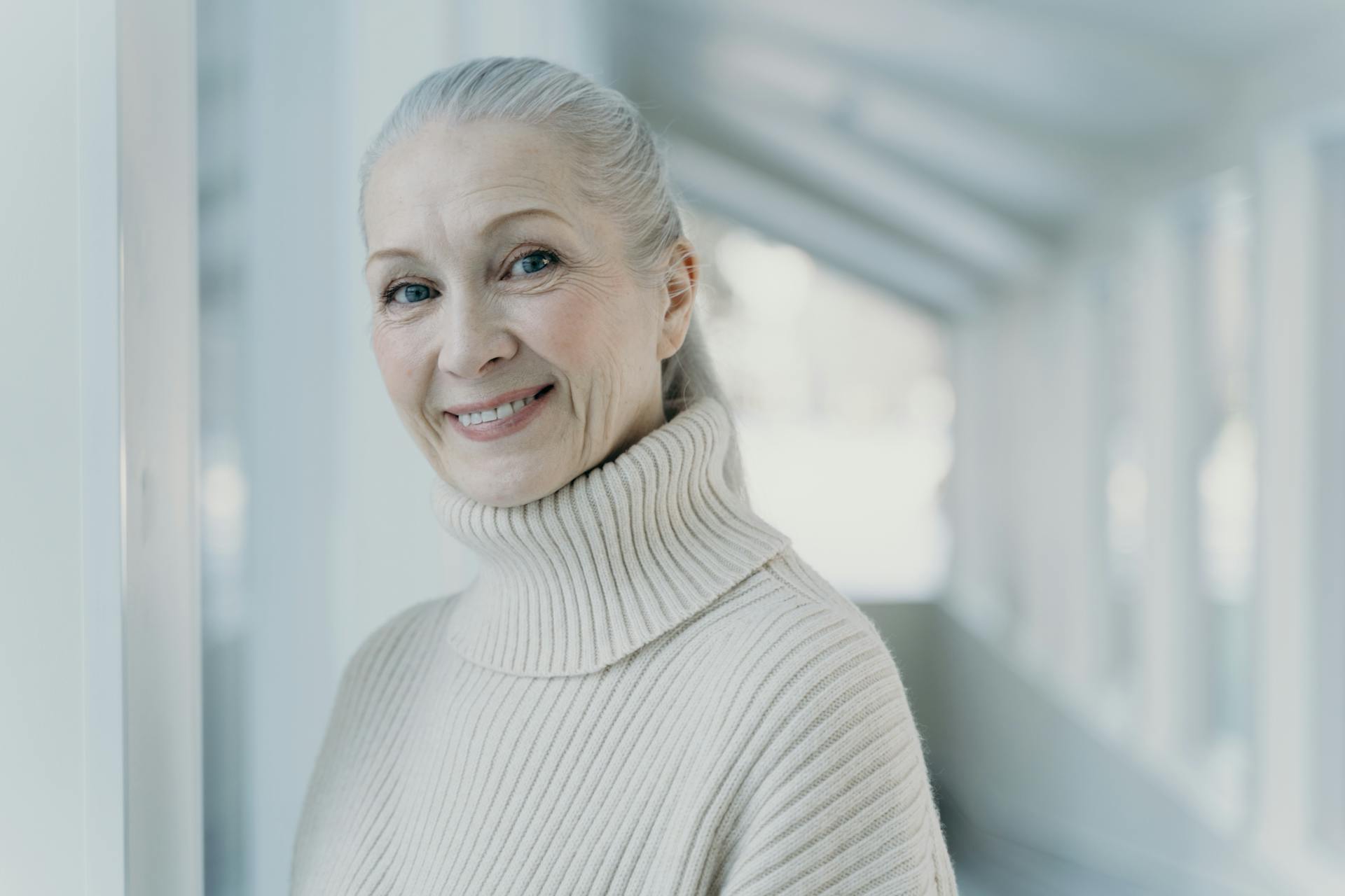 Una mujer mayor sonriente | Fuente: Pexels