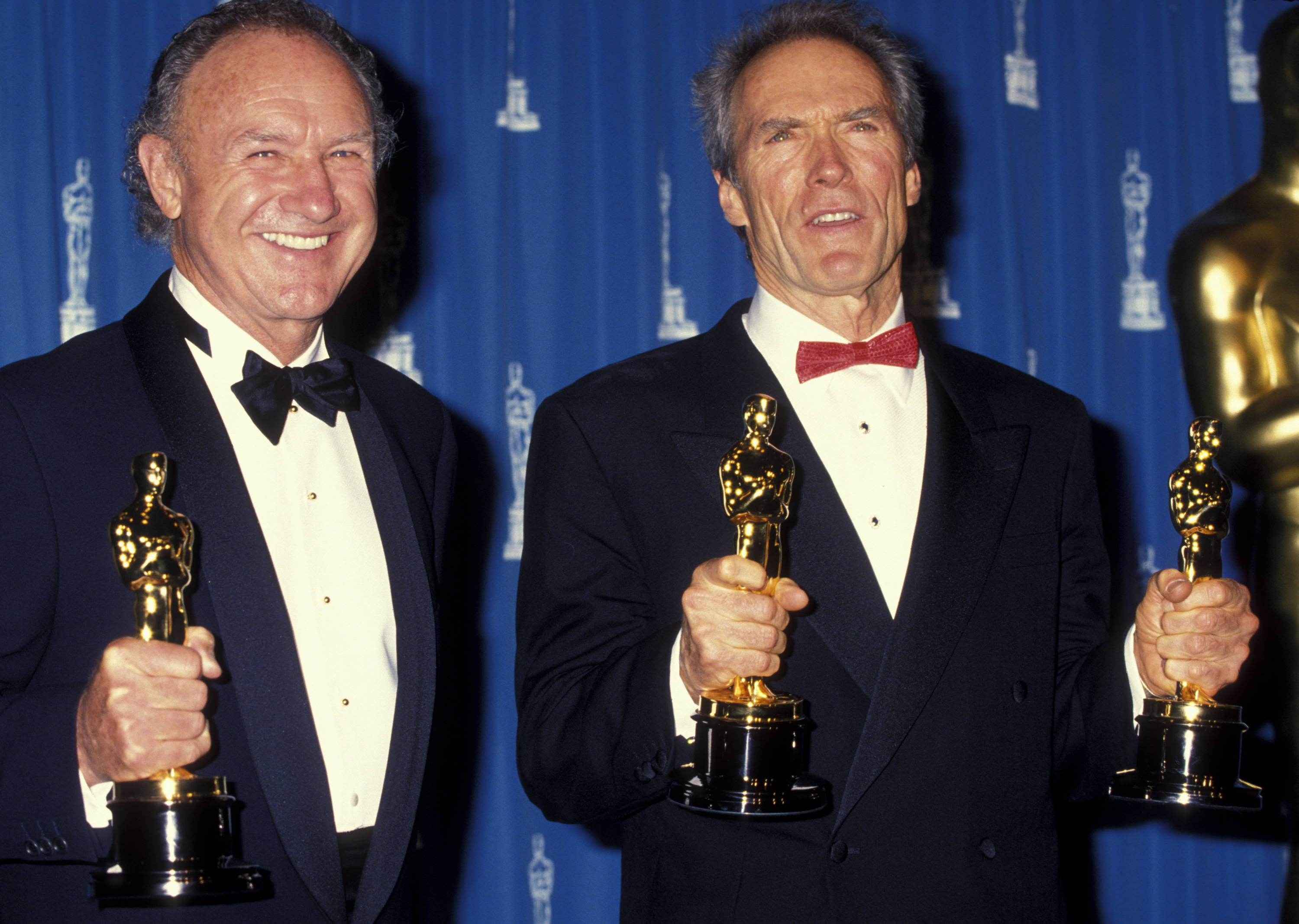 Gene Hackman y Clint Eastwood asisten a la 65 edición de los Premios de la Academia en el Dorothy Chandler Pavilion de Los Ángeles, California, el 29 de marzo de 1993 | Fuente: Getty Images