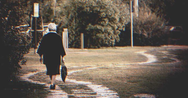 Una mujer mayor caminando sola | Foto: Shutterstock