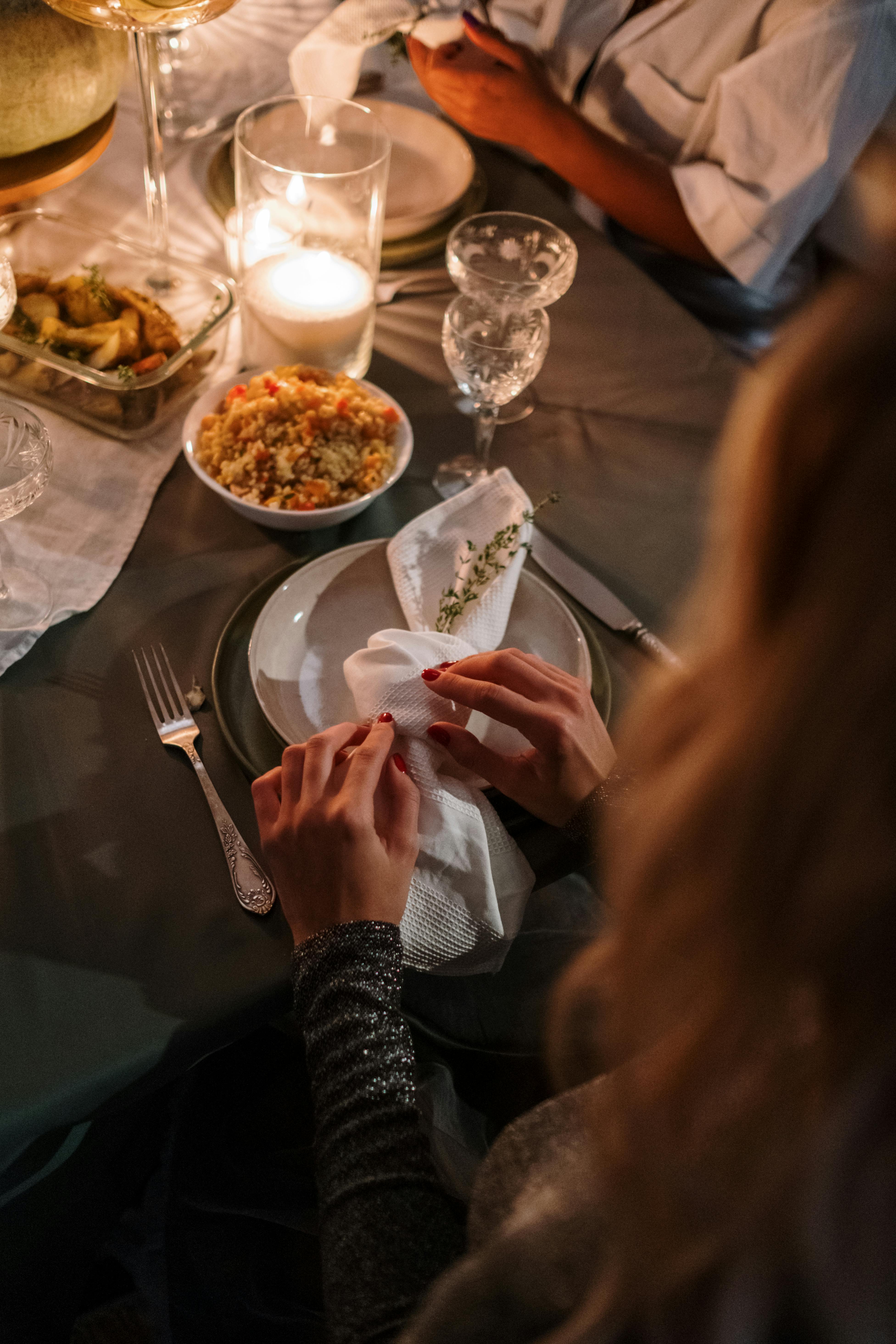 Una mujer sentada a la mesa | Fuente: Pexels