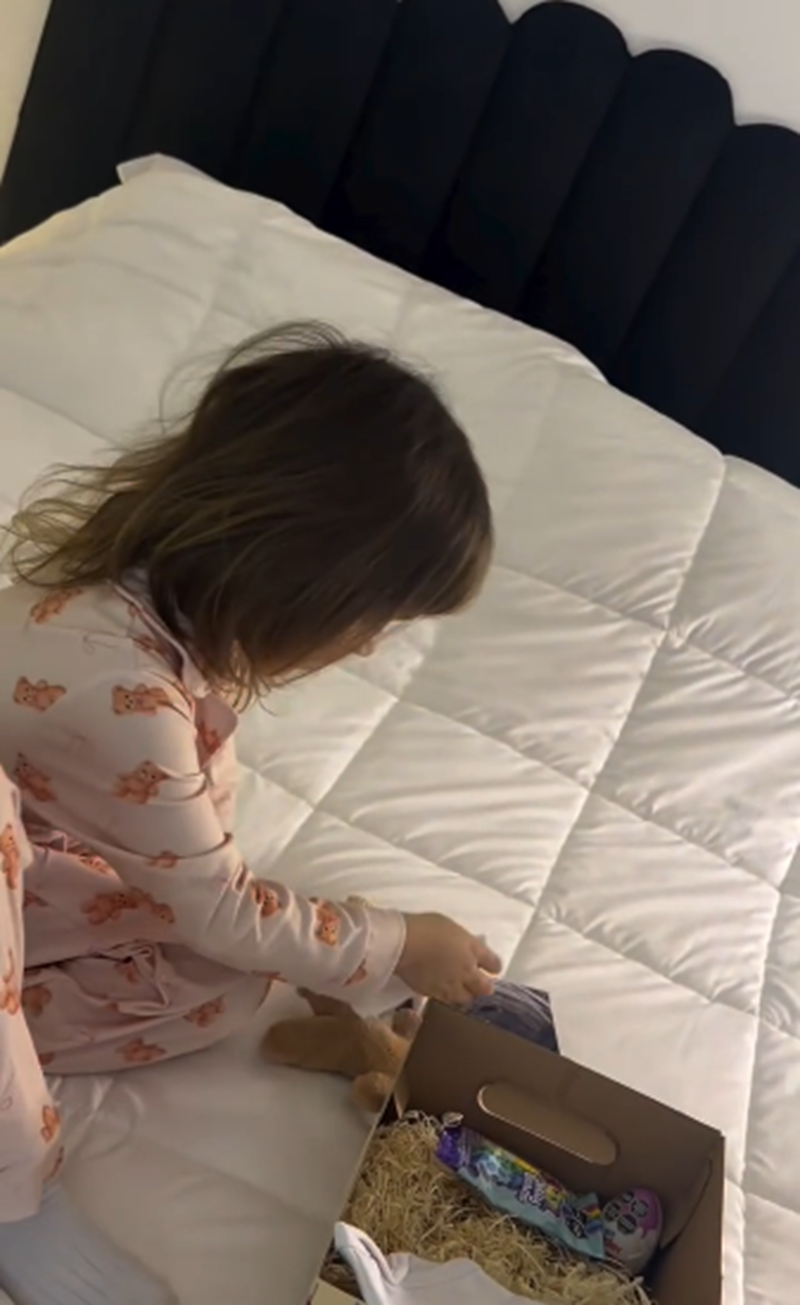 Tamara Báez revelando a su hija Jamaica que se va a convertir en hermana mayor | Fuente: Instagram/tamiiibaez123