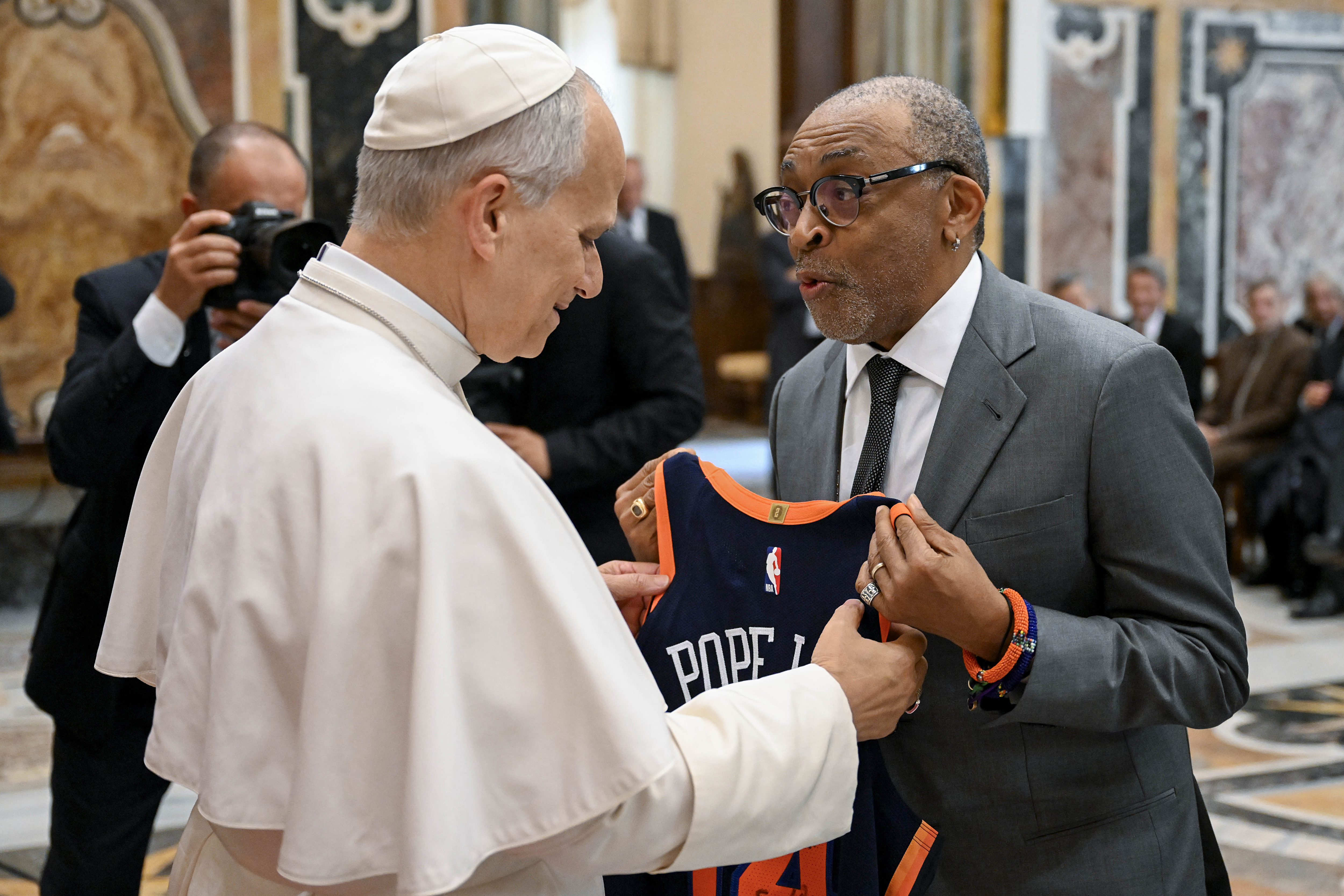 El papa León XIV saluda a Spike Lee durante una audiencia con la Industria Cinematográfica en la Sala Clementina del Palacio Apostólico el 15 de noviembre de 2025 en la Ciudad del Vaticano, Vaticano | Fuente: Getty Images