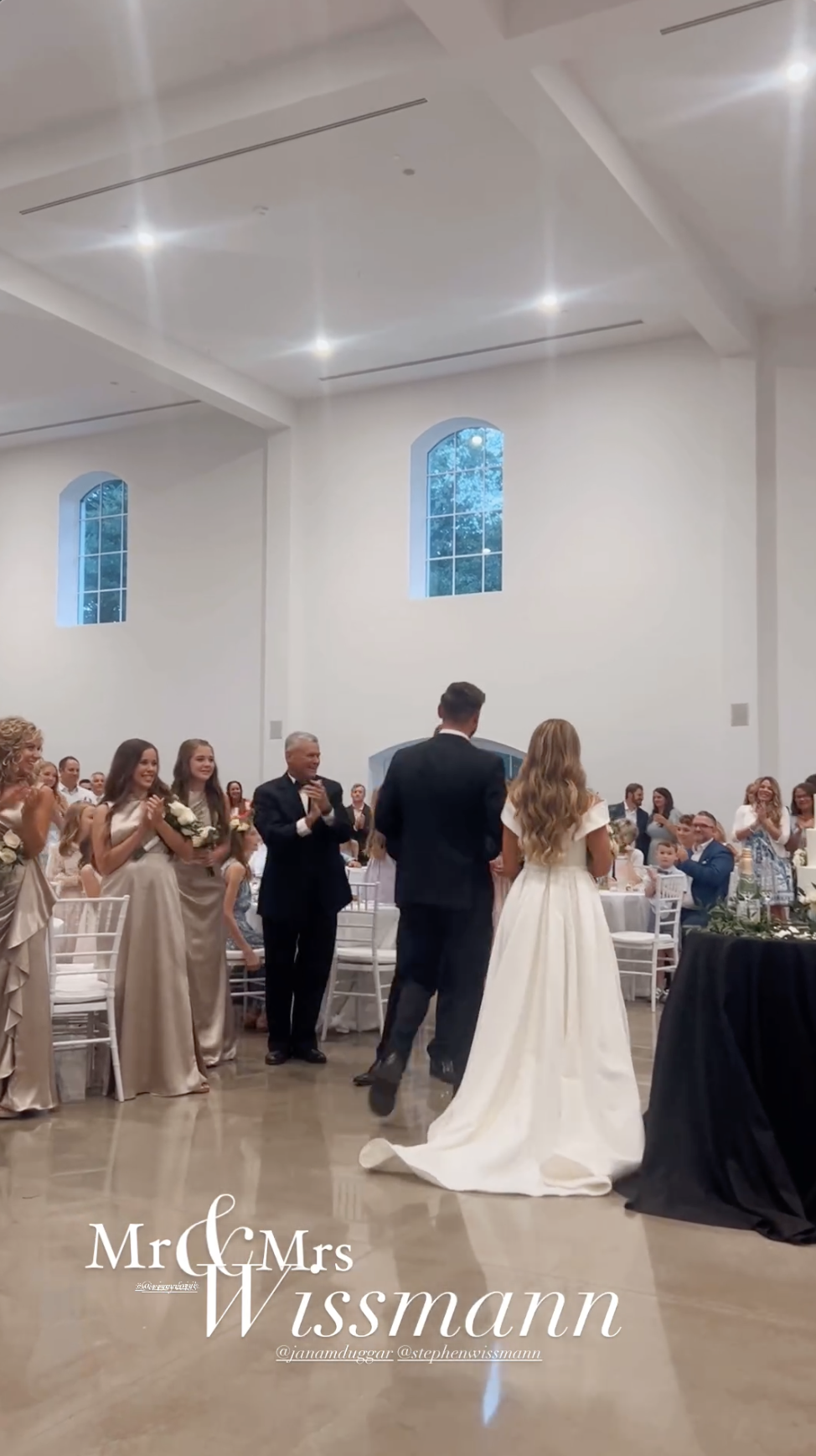 Jana Duggar y Stephen Wissmann se enfrentan felices a sus invitados en la recepción tras intercambiar sus votos, tal y como compartieron en una Historia de Instagram en agosto de 2024 | Fuente: Instagram/alaythia.wissmann