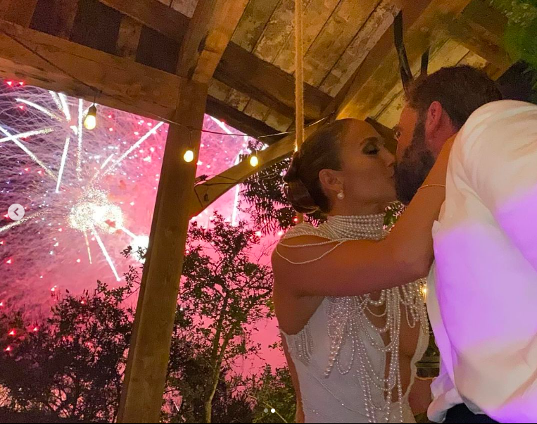 Jennifer Lopez y Ben Affleck compartiendo un beso, publicado el 21 de agosto de 2023 | Foto: Instagram/jlo